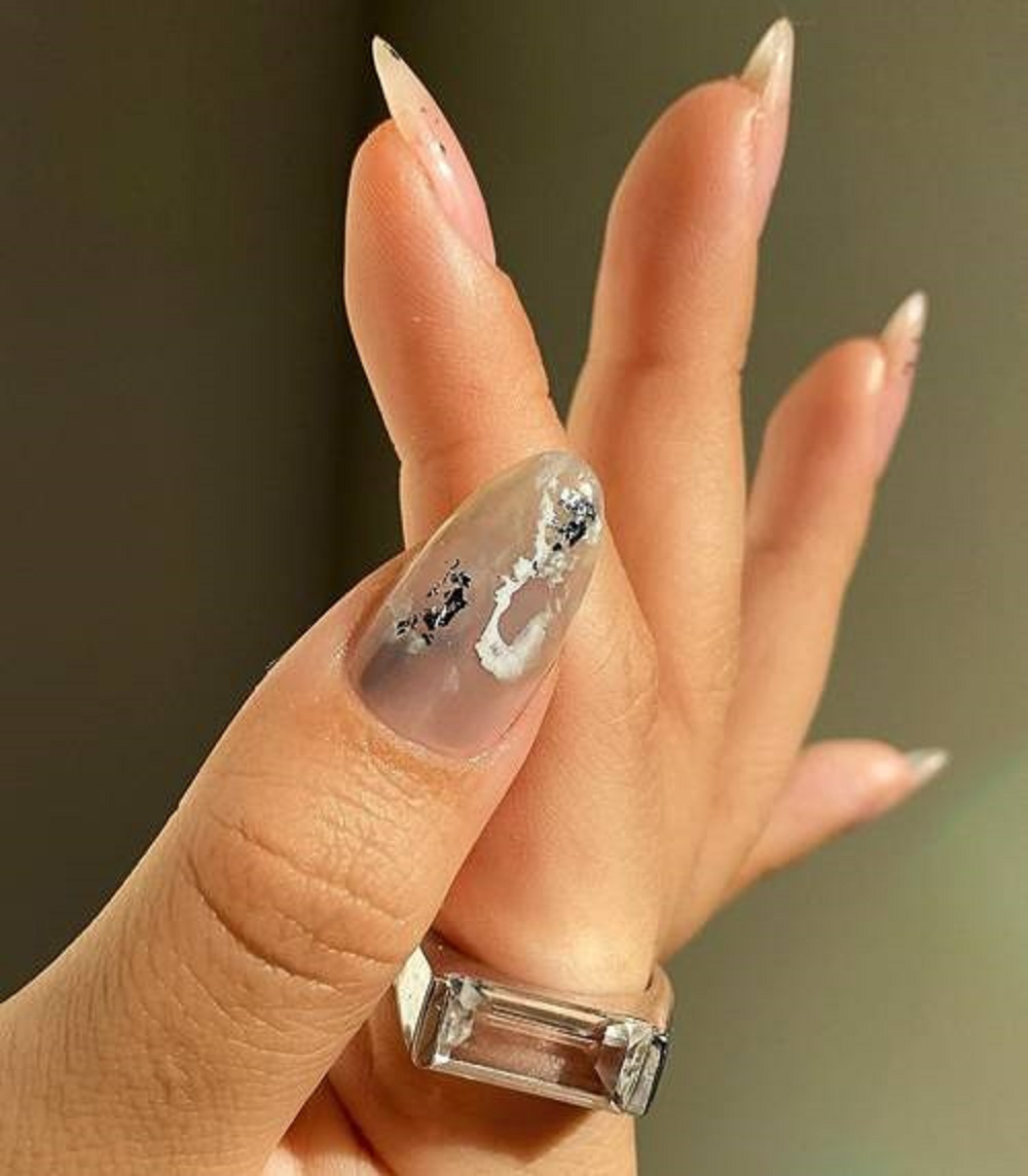 Nail vân đá là công thức làm móng của những quý cô cổ điển ưa phá cách