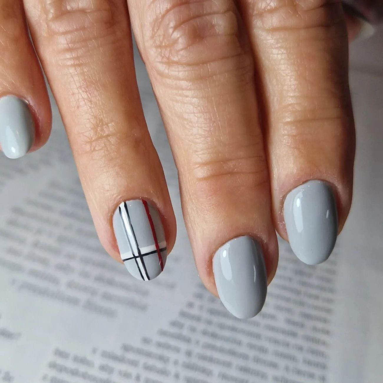 Phá cách cùng những mẫu nail màu xám sang xịn cho quý cô hiện đại