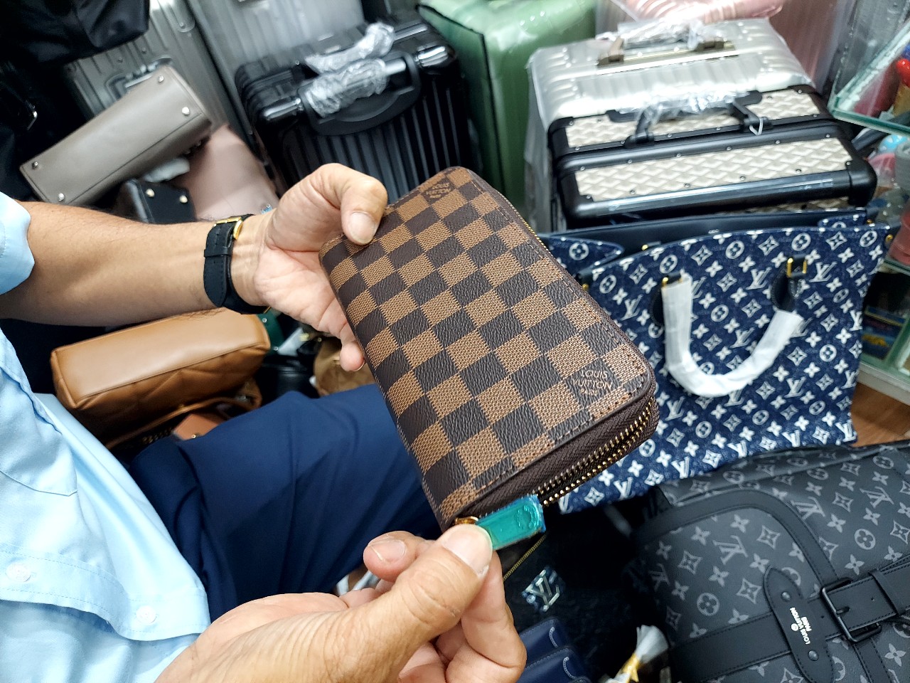 Looking for LV travel  rDHgate