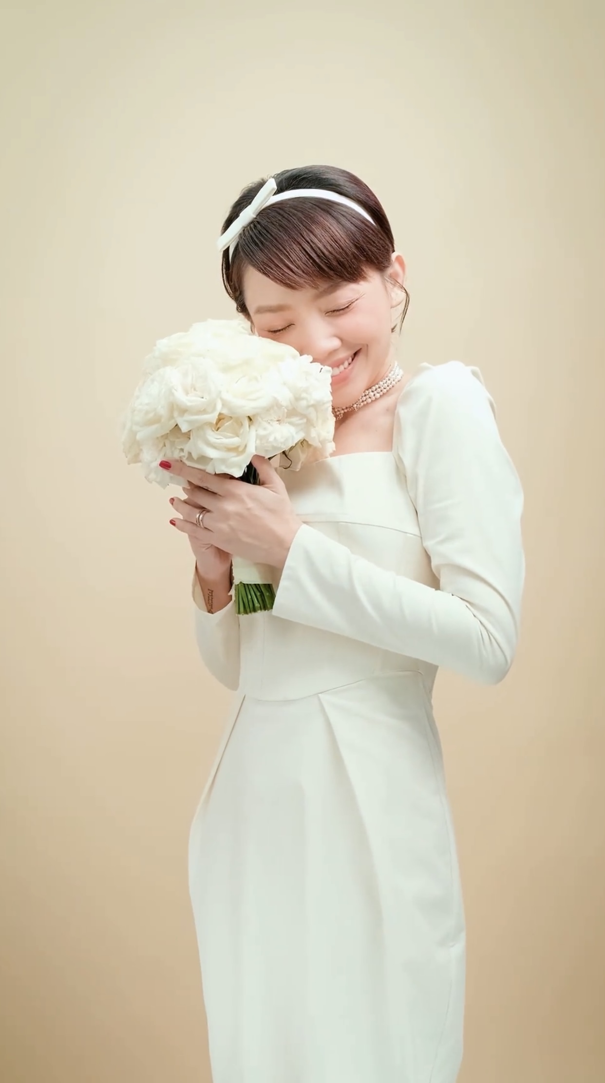 đầm cưới chính thức của Tóc Tiên vô cùng đơn giản