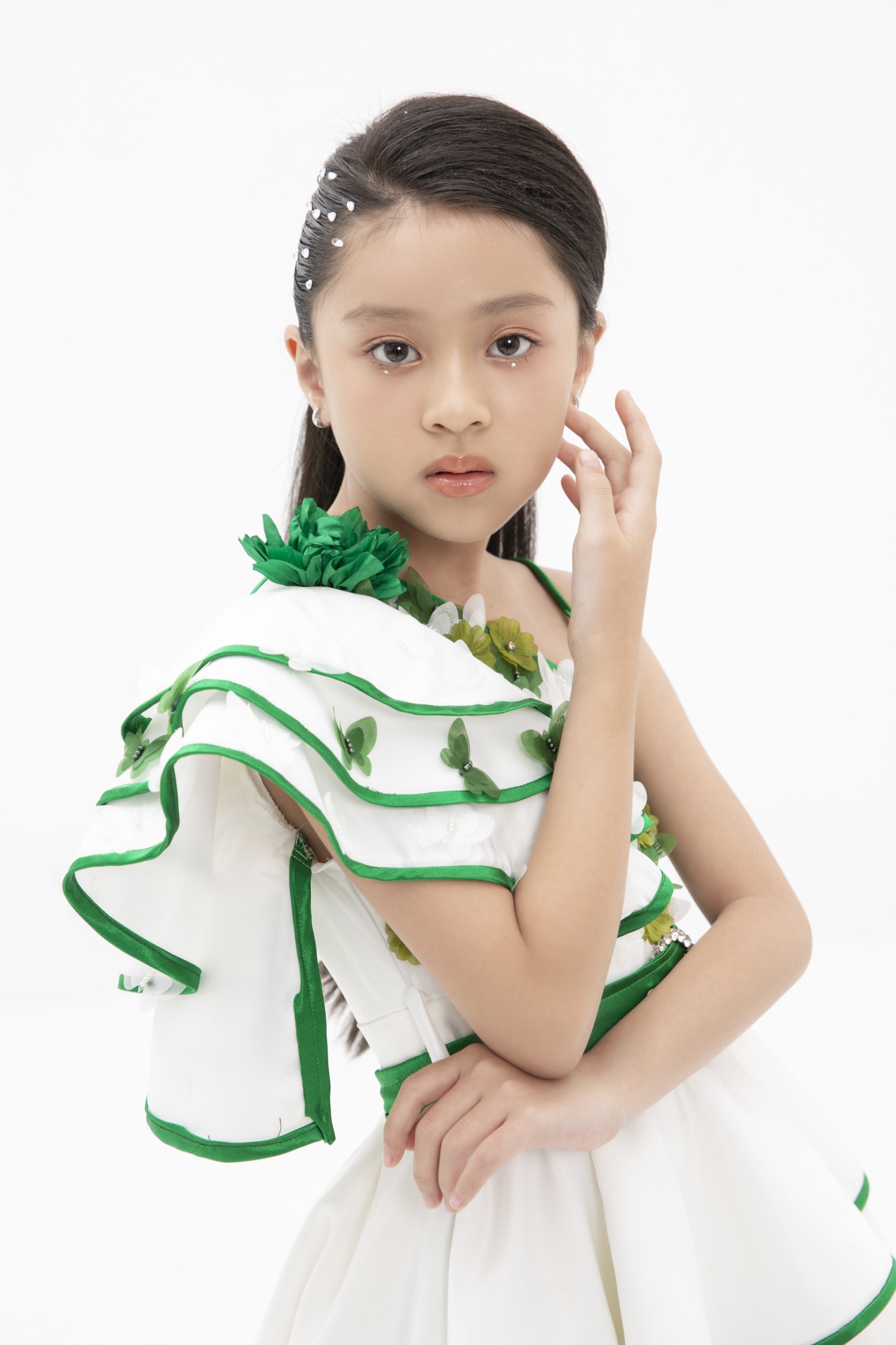 Người mẫu nhí 9 tuổi đóng phim truyền hình cùng Bella Mai