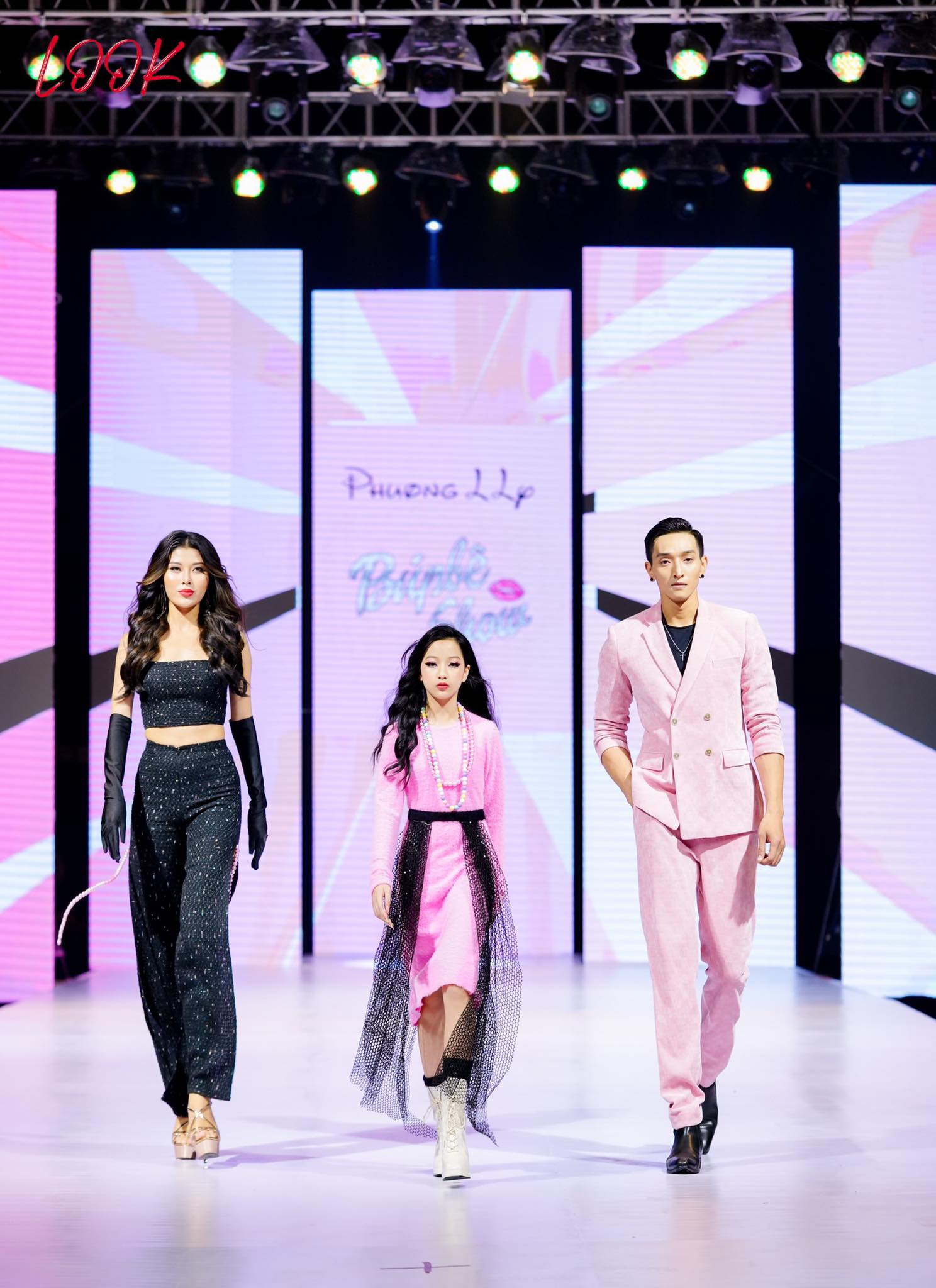 Mẫu nhí gây ấn tượng khi catwalk trong quả bóng