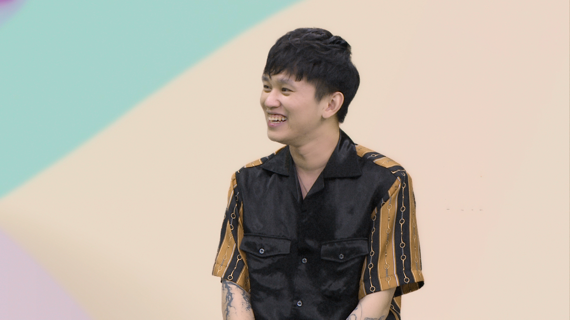 B Ray cõng Phi Ngọc Ánh vừa bắn rap 'Cưới em', giải đáp tin đồn tình cảm