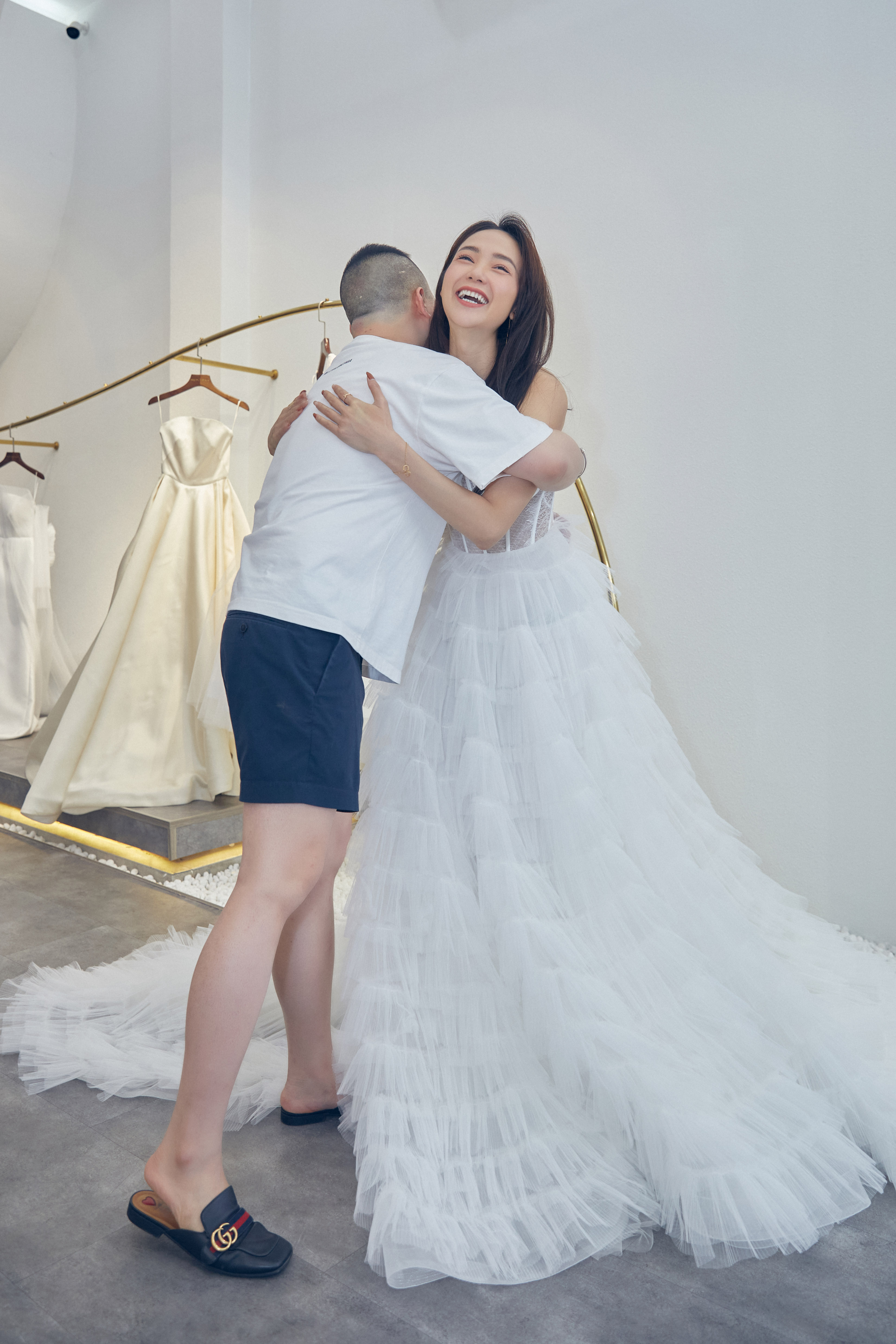 Minh Hằng ngọt ngào trong loạt ảnh thử váy cưới