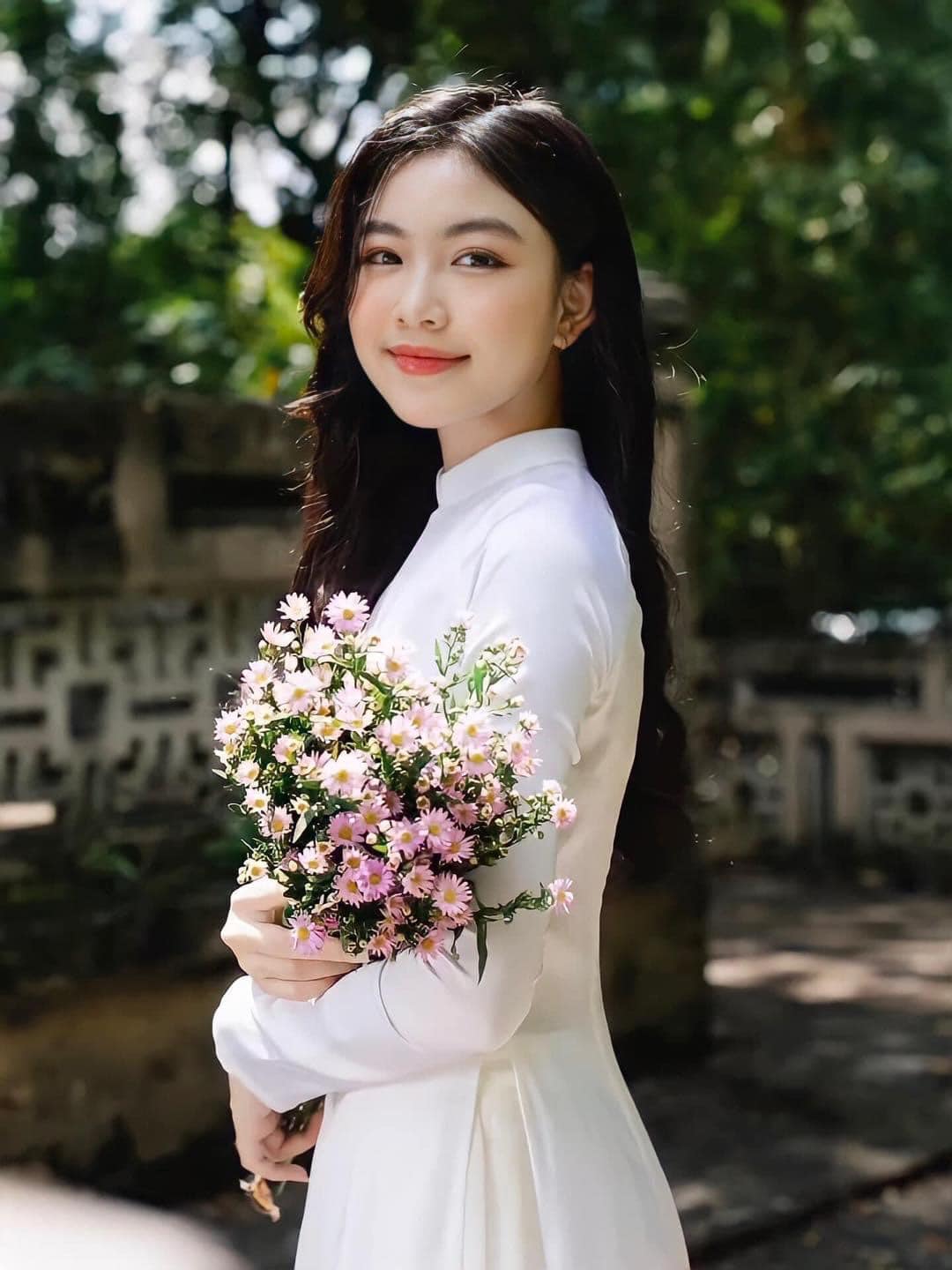 Hãy khám phá một vẻ đẹp đầy nữ tính và truyền thống của áo dài Việt Nam, khiến người ta luôn phải trầm trồ khi ngắm nhìn.