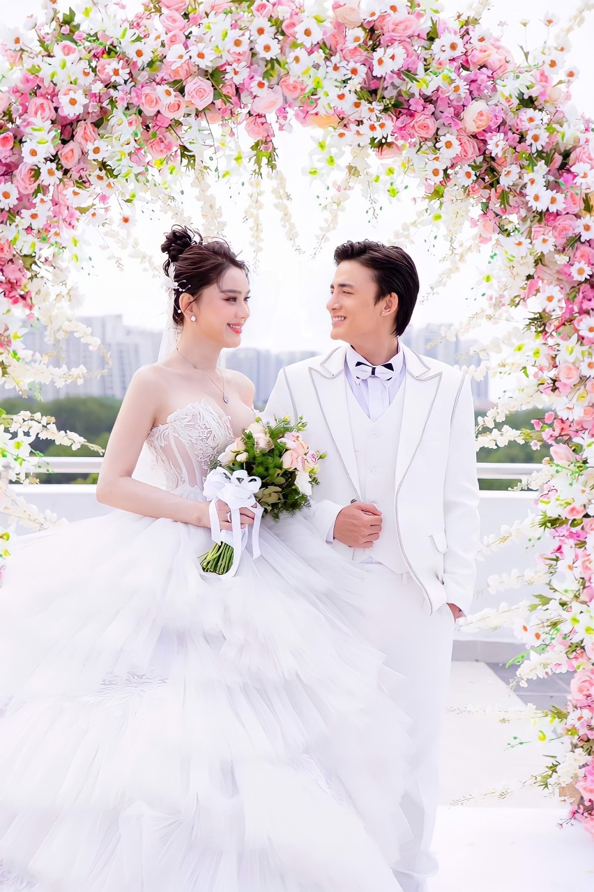 Lâm Khánh Chi tung ảnh cưới bên Song Duy