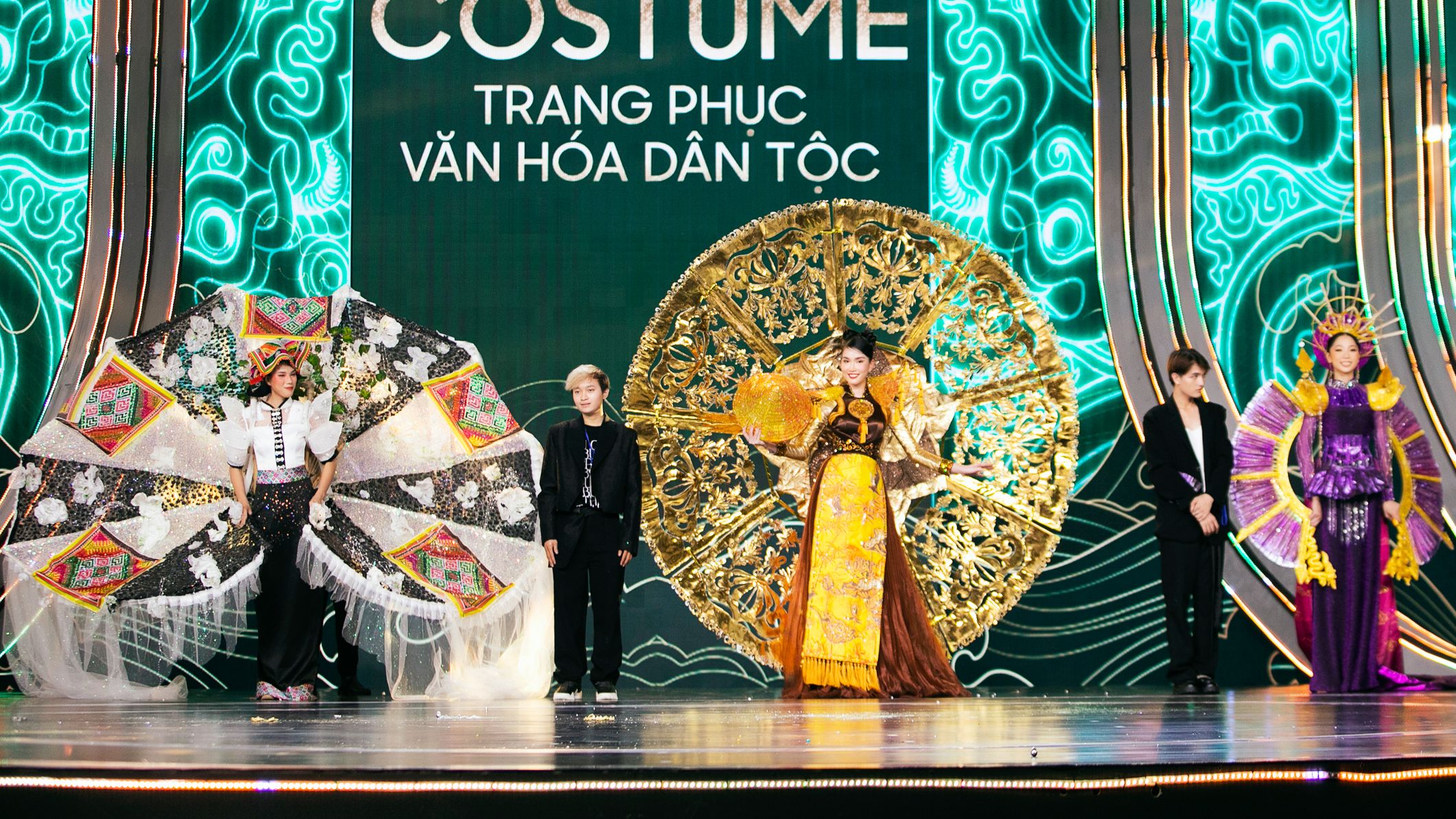 Thiết kế trang phục dân tộc độc đáo sẽ làm cho bạn ngạc nhiên và ủng hộ nhiều hơn cho nghệ thuật của người dân Việt. Hãy xem hình ảnh để khám phá những chi tiết tinh tế và sáng tạo trong từng thiết kế đầy màu sắc.