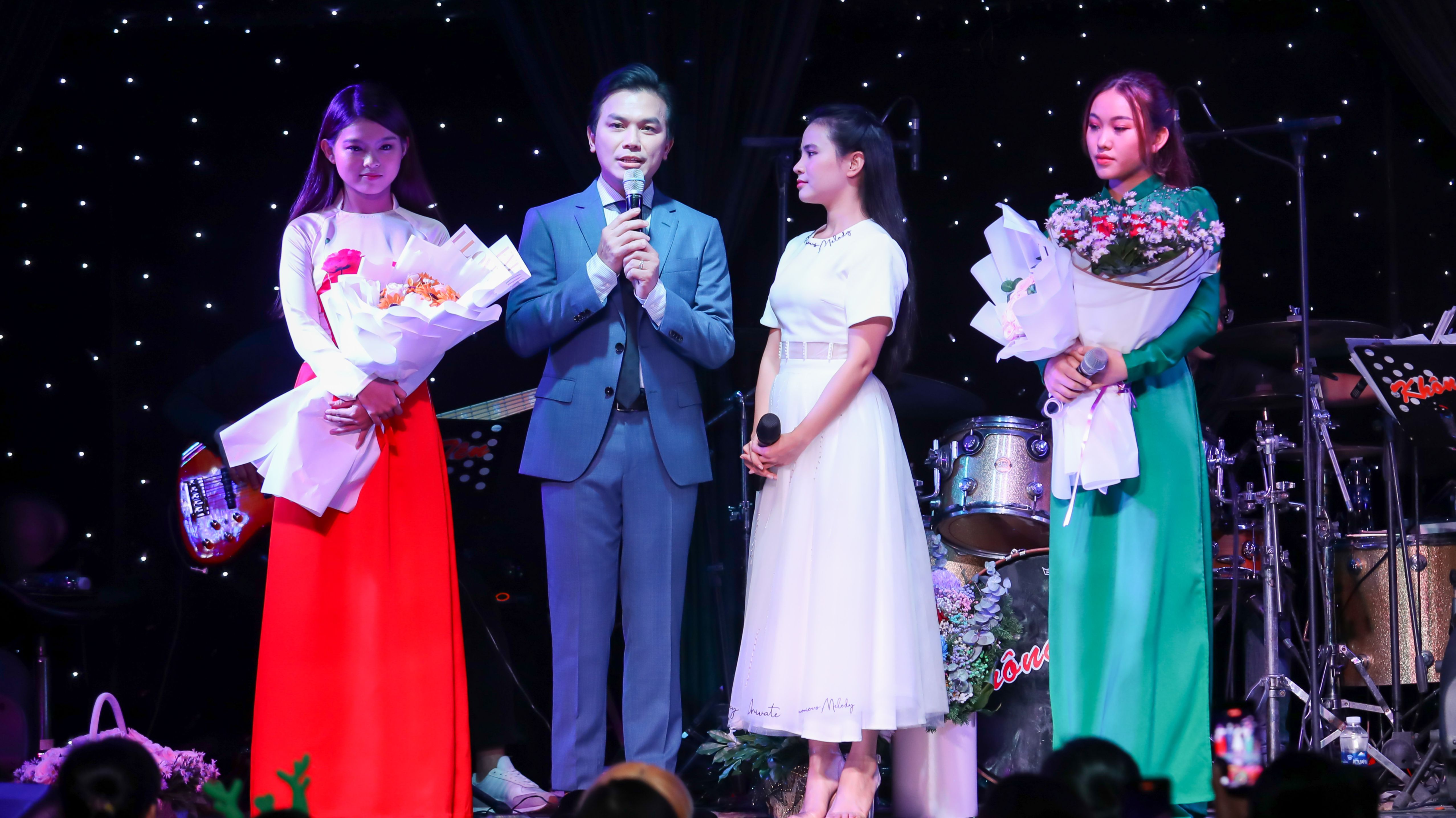 Mạnh Quỳnh nhận hai con của Phi Nhung làm con nuôi