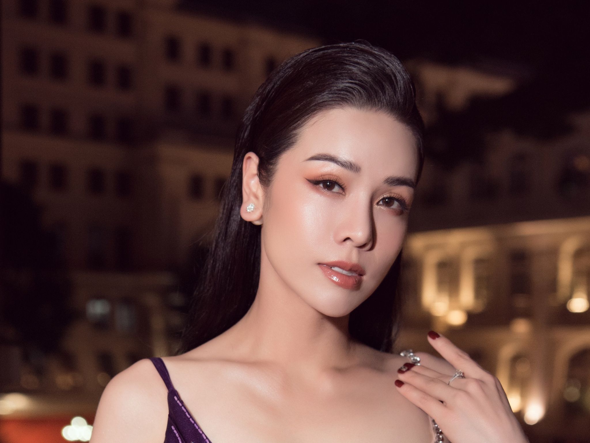 Nhật Kim Anh: Nhật Kim Anh là một trong những nghệ sĩ nổi tiếng và đẳng cấp nhất của showbiz Việt. Hãy cùng ngắm nhìn những hình ảnh sang trọng, quý phái và thật đẹp của cô nàng này, bạn nhé!