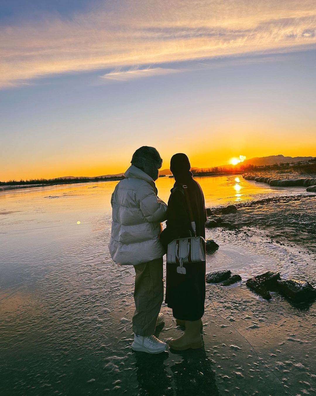 Hình ảnh về chuyến đi hò hẹn tình cảm của Châu Bùi và Binz, được thực hiện tại Iceland - ngày hôm qua với tình cảm ấm áp và tràn đầy niềm yêu thương sẽ khiến bạn muốn cùng khám phá đất nước thần tiên này. Hãy đón xem những bức ảnh đầy cảm xúc này để cảm nhận tình cảm nồng nàn ấy.