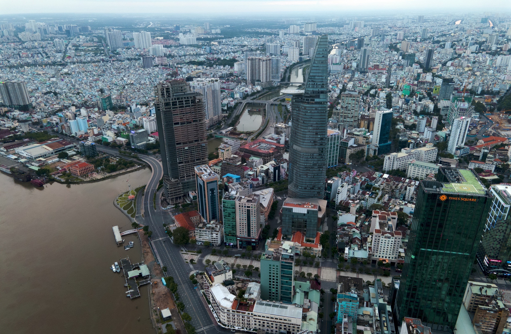 TPHCM - Thành phố Hồ Chí Minh là trung tâm kinh tế, văn hóa của Việt Nam. Chiều dài náo nhiệt của phố phường trong thành phố và mọi hoạt động sôi động tại đây đều thật hấp dẫn. Hãy cùng lắng nghe câu chuyện về TPHCM qua hình ảnh đầy màu sắc.