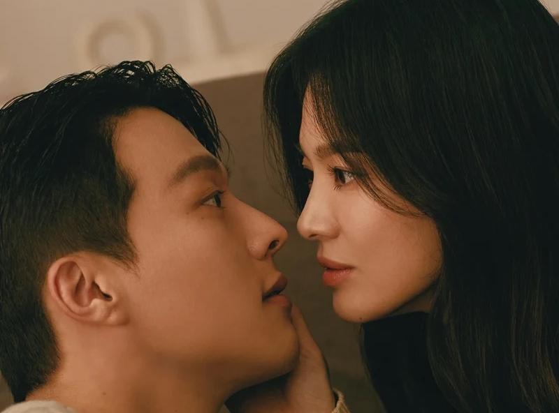 Ngắm cảnh nóng hôn nhau nóng bỏng và đầy táo bạo của Song Hye Kyo và đồng nghiệp trong bộ phim \