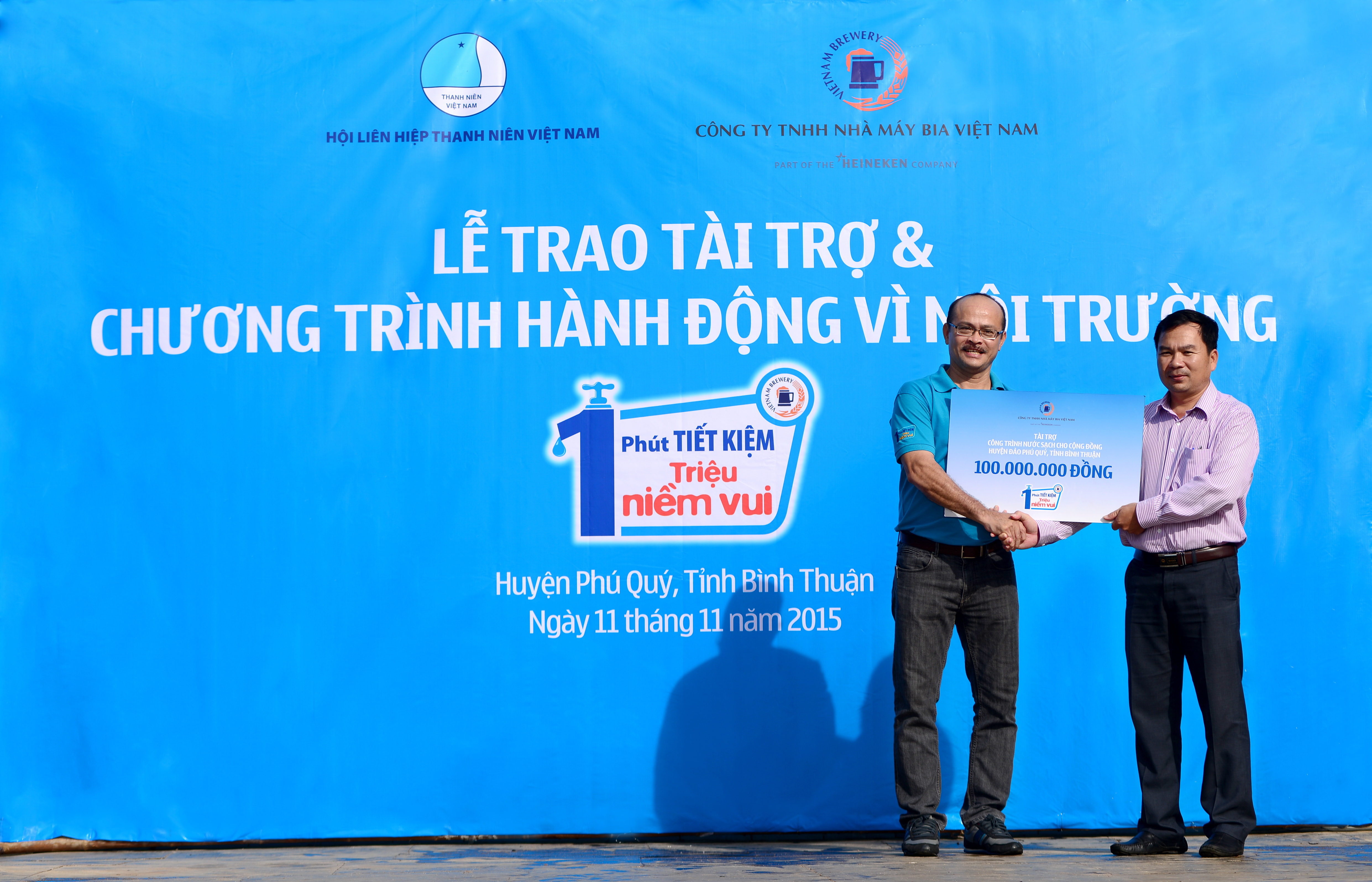 Ông Trần Minh Triết (trái), Phó tổng giám đốc điều hành VBL, trao tài trợ cho huyện đảo Phú Quý - Ảnh: Vũ Lê