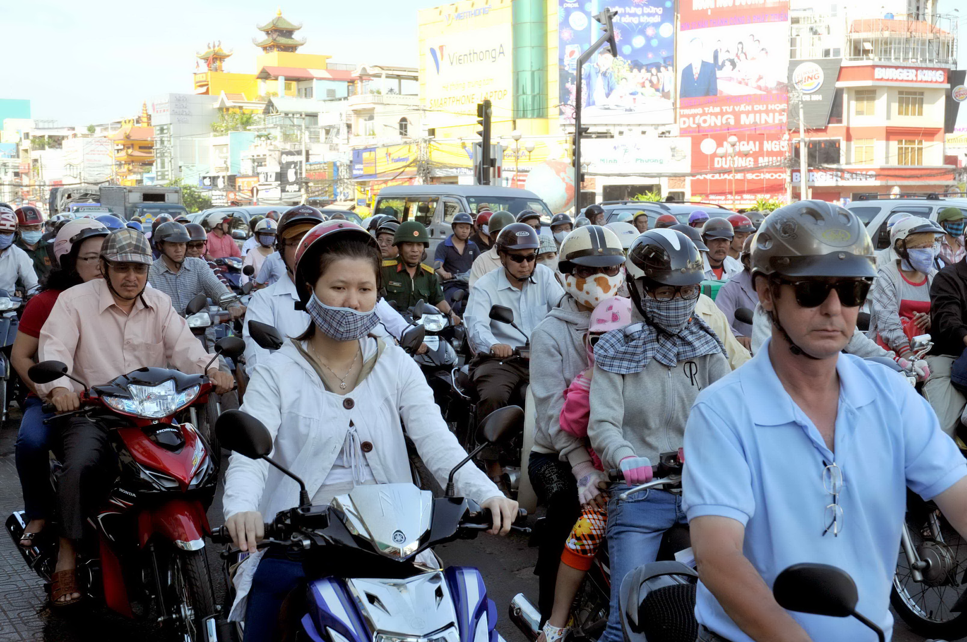 Kẹt xe nghiêm trọng và thường xuyên trên các tuyến đường dẫn ra sân bay Tân Sơn Nhất - Ảnh: Diệp Đức Minh