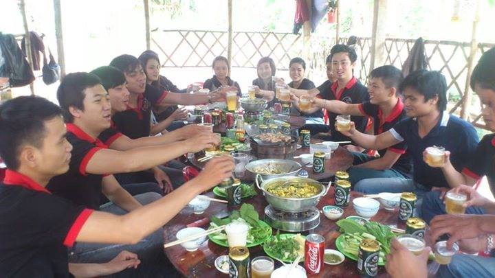 Hãy cùng nhau thưởng thức món ăn nhậu hấp dẫn và đậm chất Việt Nam trong bức hình này. Không chỉ thỏa mãn khẩu vị mà còn tăng thêm niềm vui và tình cảm đoàn kết cho mọi người trong nhóm.