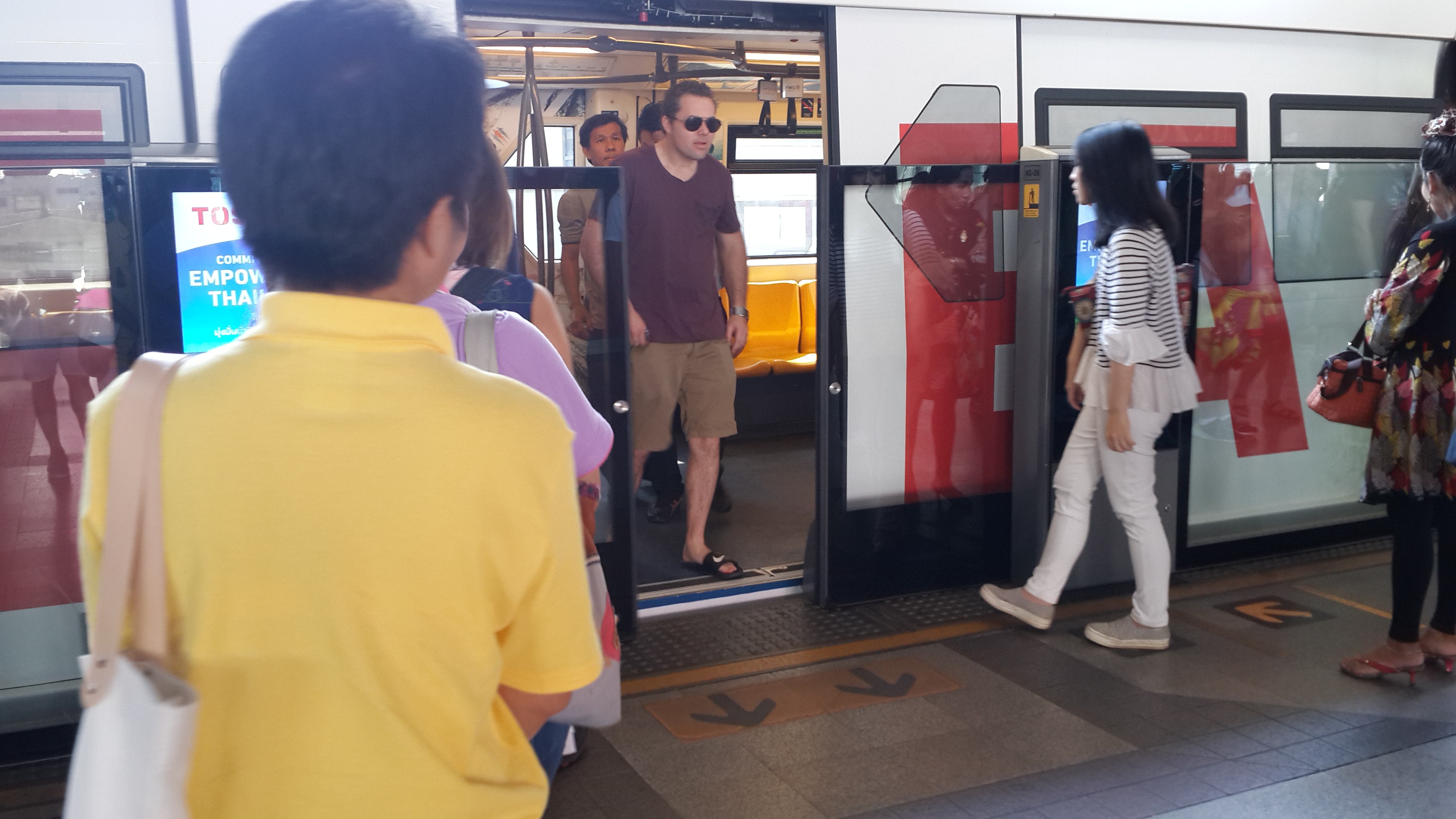 Người dân Thái Lan và du khách ngay ngắn xếp hàng và đợi lên tàu điện ở Bangkok - Ảnh: N.T.Tâm