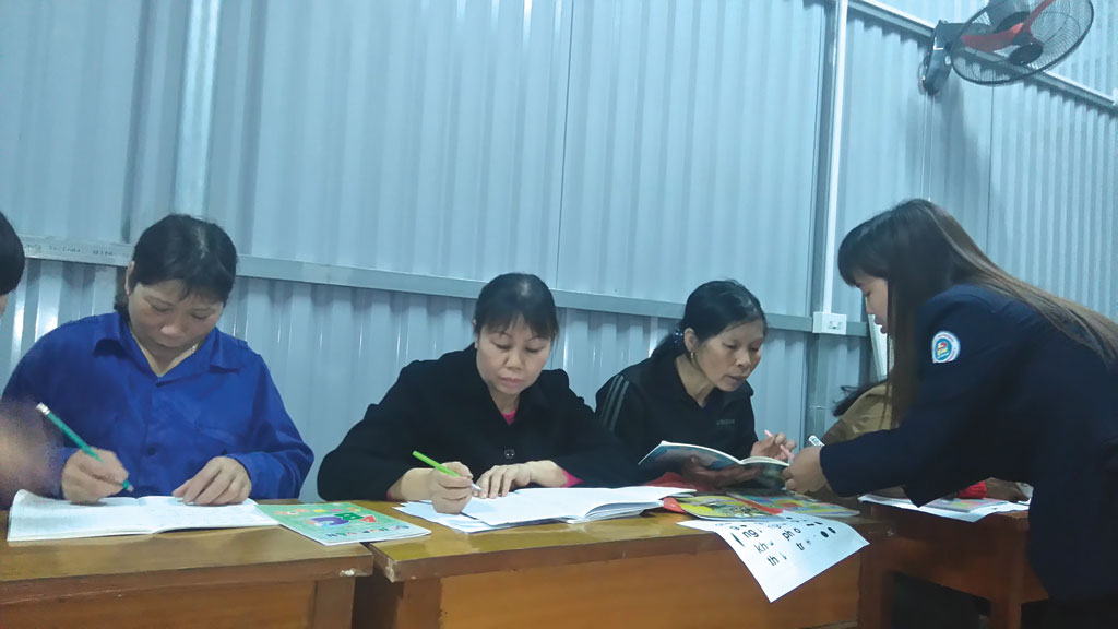 Giờ tập viết trong lớp học - Ảnh: VNK