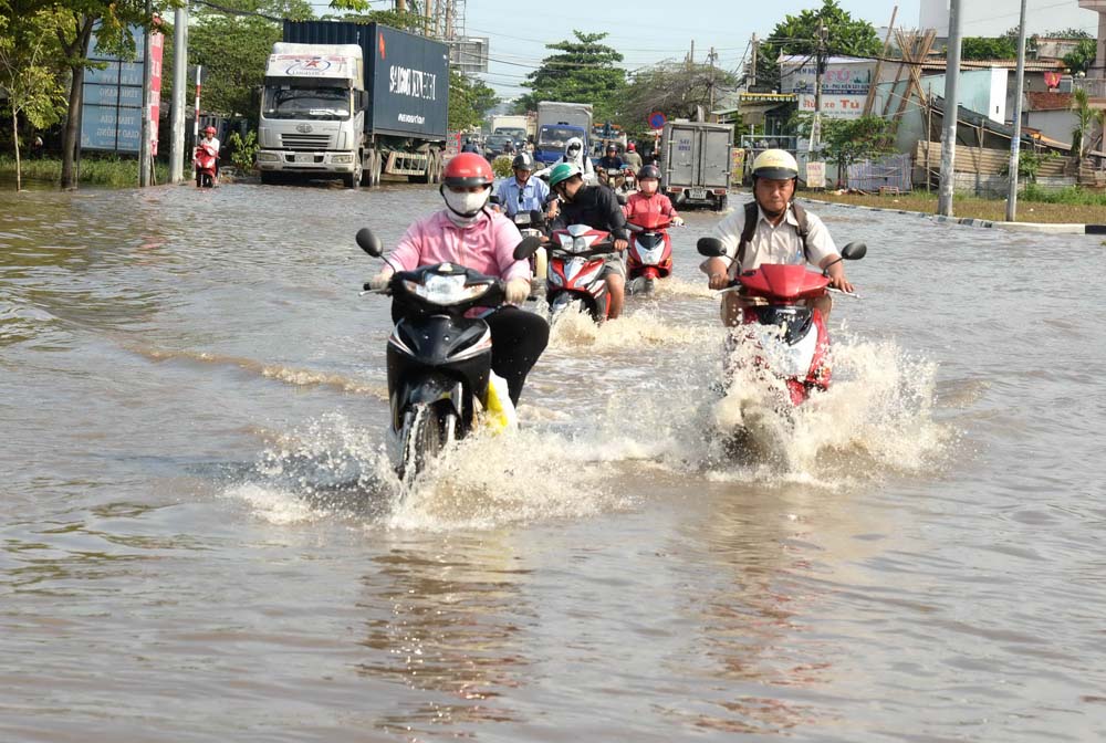 TP.HCM đang đối mặt với tình trạng ngập nước ngày càng nặng - Ảnh: Diệp Đức Minh