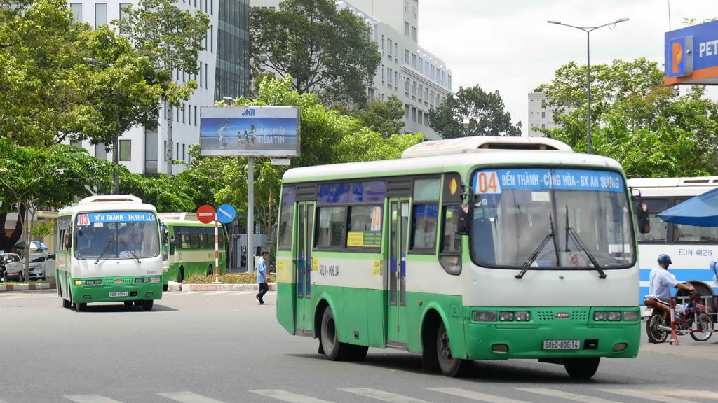 Xe buýt Hà Nội - một phương tiện giao thông công cộng quen thuộc và tiện lợi cho việc di chuyển trong thành phố. Khám phá chi tiết các tuyến xe buýt tại Hà Nội thông qua hình ảnh đẹp này.