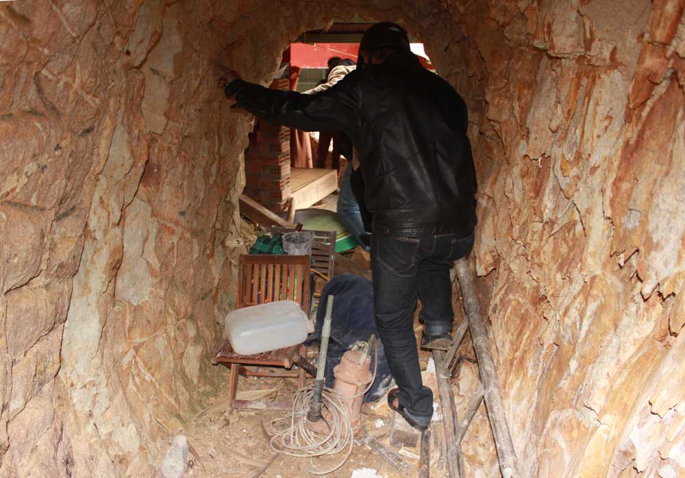 Một đoạn hầm rượu đào dang dở trong núi - Ảnh: C.T.V