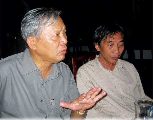 Nhà thơ Nguyễn Khoa Điềm (trái) và nhà thơ Thanh Thảo - Ảnh: Trần Đăng