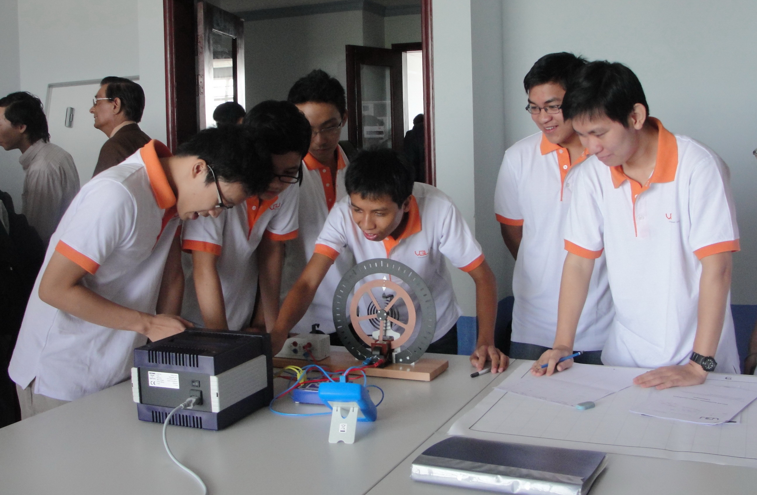 Sinh viên ĐH Việt - Đức giới thiệu sản phẩm nghiên cứu khoa học của trường 
- Ảnh: Hà Ánh