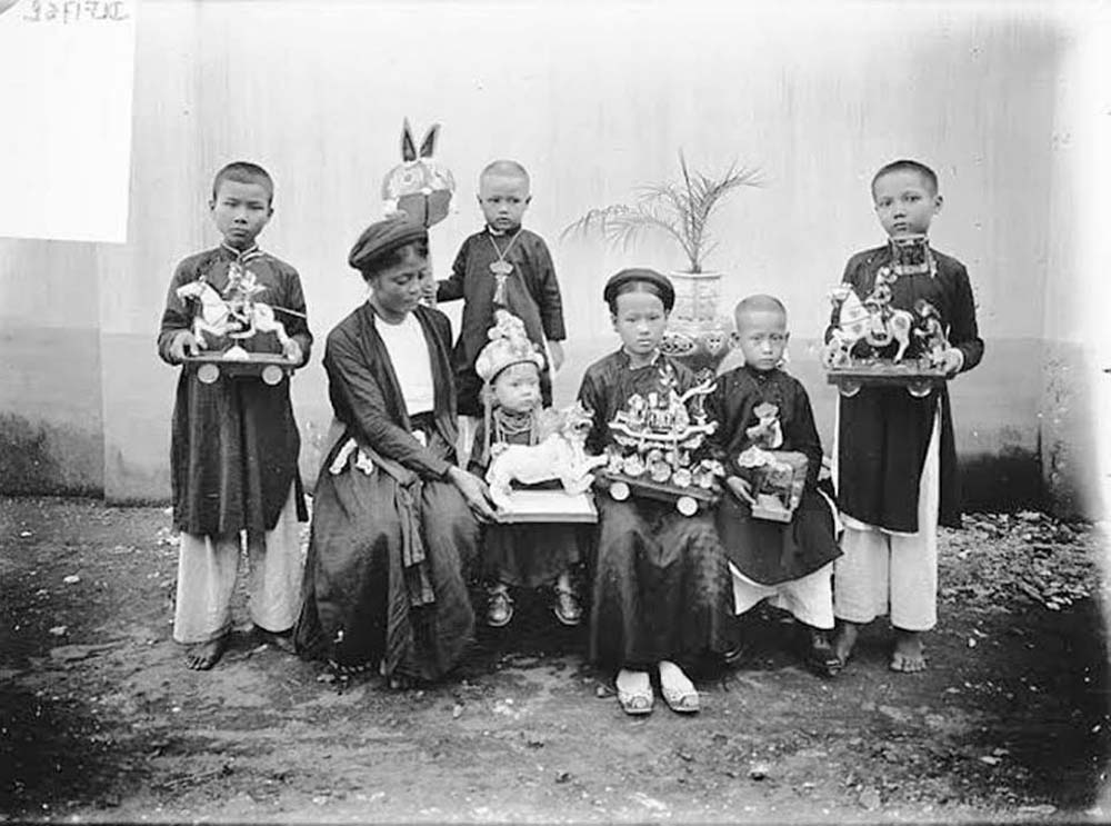 Việt Nam qua ghi chép của người phương Tây: Bạn đã từng thắc mắc về những nghi lễ của người Bắc kỳ? Hãy khám phá sự khác biệt độc đáo của Việt Nam qua ống kính các nhiếp ảnh gia phương Tây, đặc biệt là những lễ nghi đặc sắc của người Bắc kỳ.