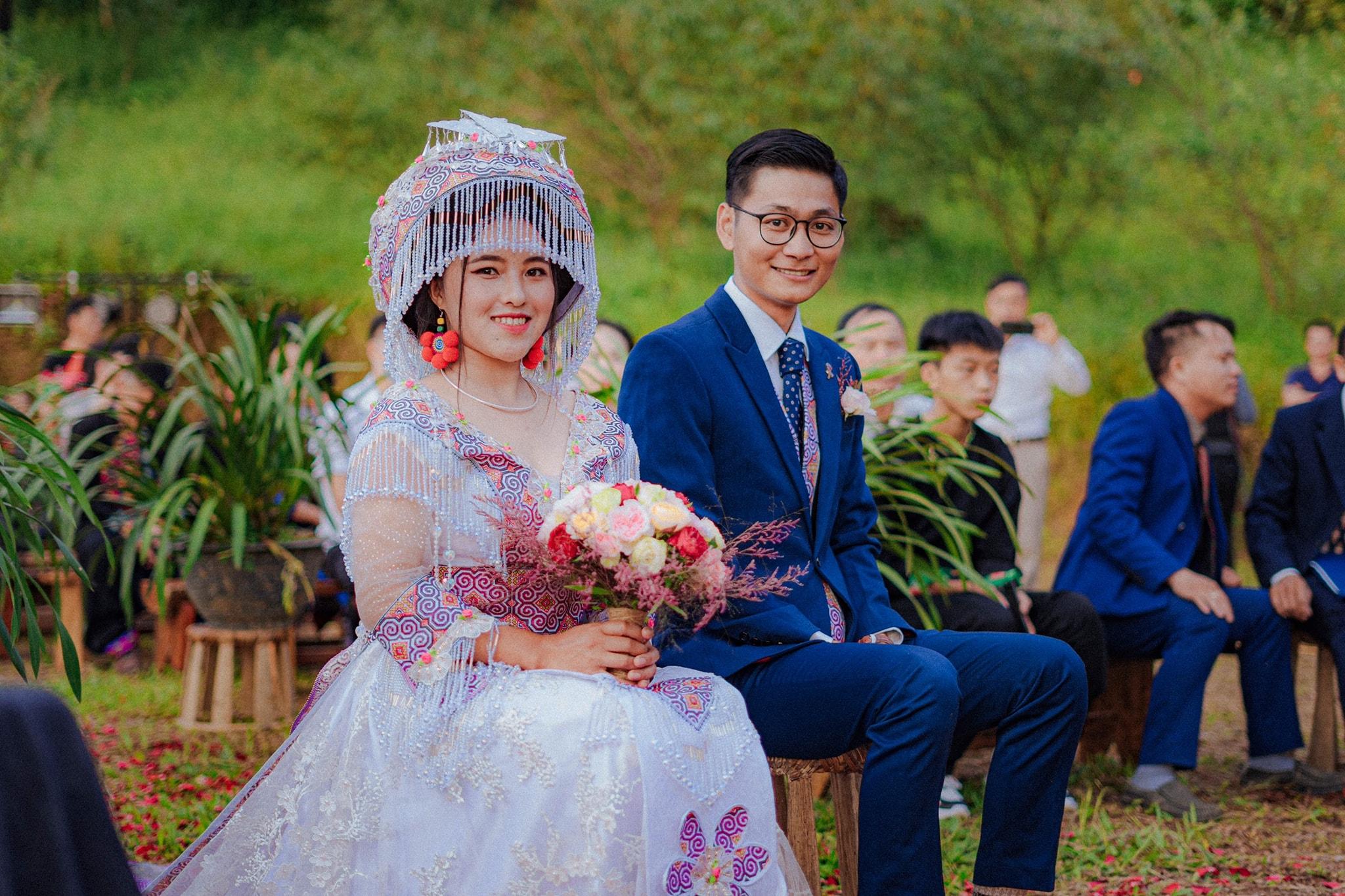 Hình ảnh đám cưới đầy phong cách giữa chàng Sài Gòn và nàng H\'Mông sẽ cho bạn cảm giác lung linh và hoàn toàn độc đáo. Không chỉ là một buổi lễ ăn mừng tình yêu, mà đây còn là một cuộc phiêu lưu đến vùng đất Tây Bắc đầy nắng và gió.