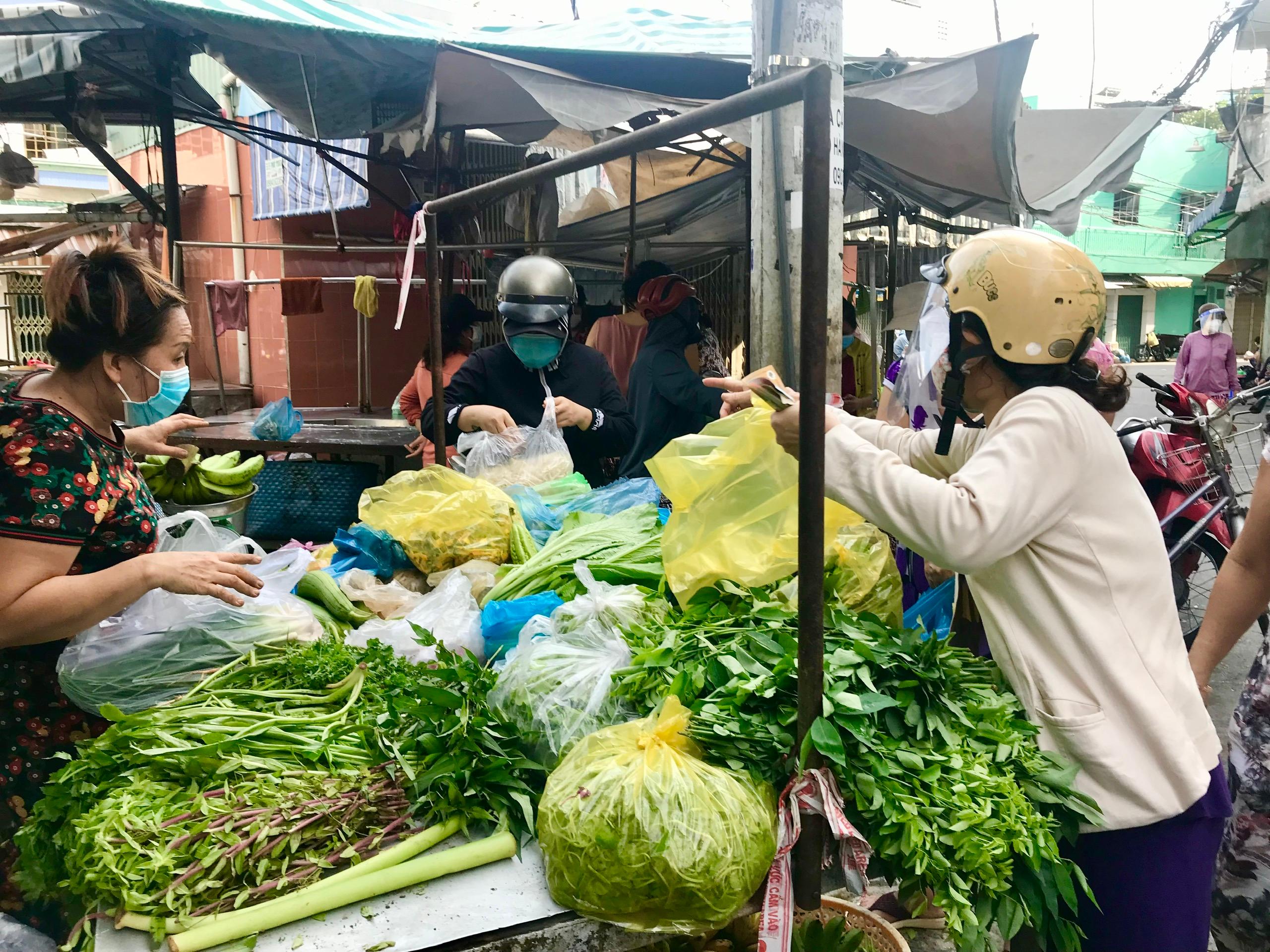 Người nội trợ vẫn… 'biếng' đi chợ