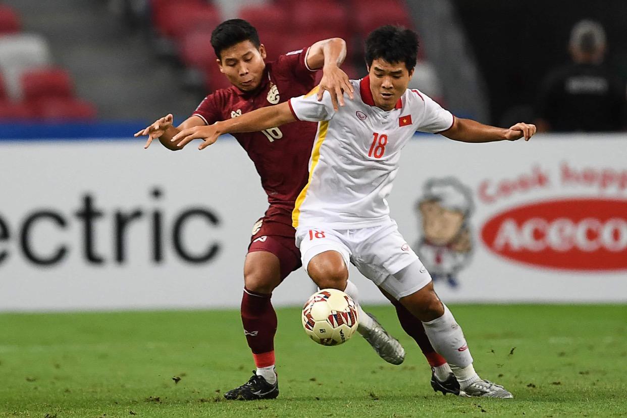 Bóng đá Việt Nam đang trên đà phát triển nhưng còn nhiều thách thức phía trước, đặc biệt là sau khi giành được ngôi vô địch AFF Cup lần thứ hai. Hãy xem hình ảnh liên quan để ủng hộ đội tuyển và cùng chung tay đưa bóng đá Việt Nam đi tới những thành công mới.