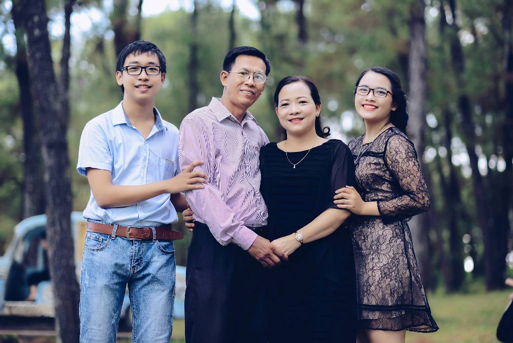 Ảnh cặp đôi ông bà ngoại: Mang lại sự gần gũi và cảm động cho thế hệ trẻ, những bức ảnh chụp cặp đôi ông bà ngoại đang là trào lưu tại Việt Nam. Hãy tận hưởng niềm vui của những câu chuyện lãng mạn và những kỉ niệm đáng yêu trong gia đình bạn.