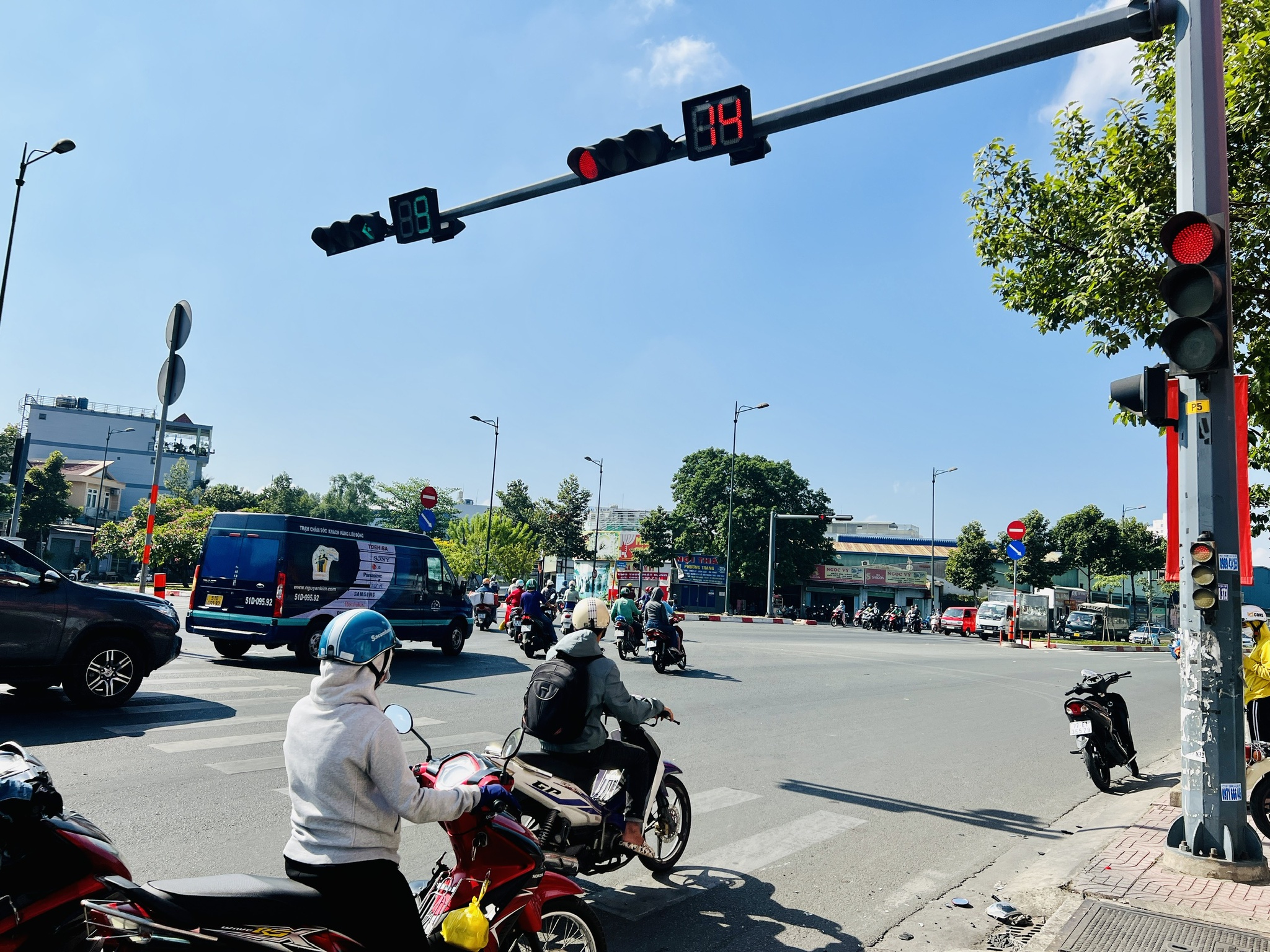An toàn giao thông là điều người dân Việt Nam đang quan tâm hàng đầu. Với những hình ảnh cảnh báo, giảng dạy về an toàn giao thông và ý thức kế thừa nền văn hoá đường phố, chúng tôi hy vọng sẽ mang lại cho bạn và gia đình những kiến thức bổ ích và giá trị.