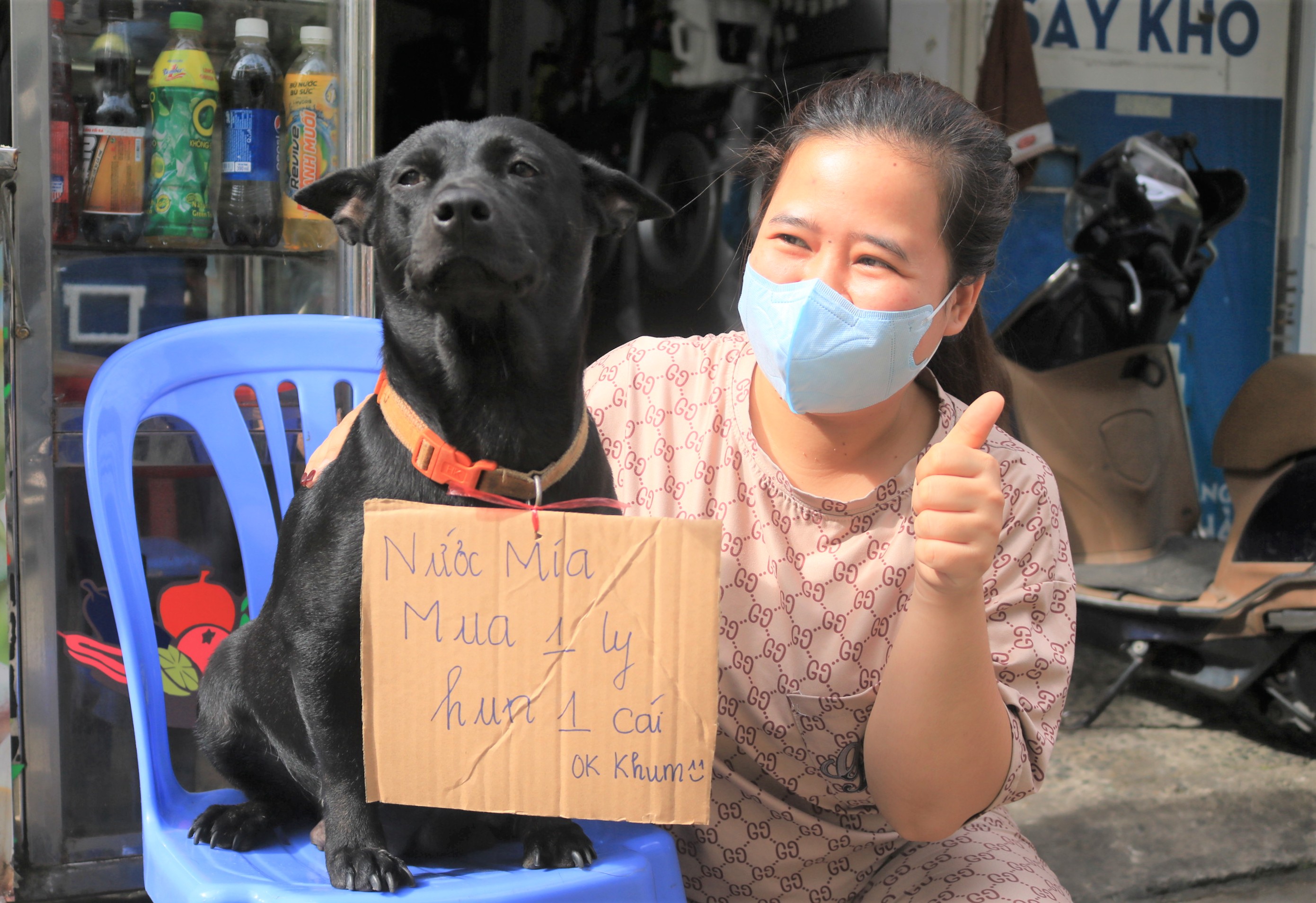 Mun bán nước mía: Với thời tiết oi bức của mùa hè, nước mía là một trong những gì mà ai cũng muốn thưởng thức. Mun, cô bé tài năng trung thực với con mắt tinh tường của mình đã làm nên niềm vui cho rất nhiều người khi bán nước mía. Hãy để mình bị cuốn hút bởi nụ cười tươi tắn của Mun trong hình ảnh này.