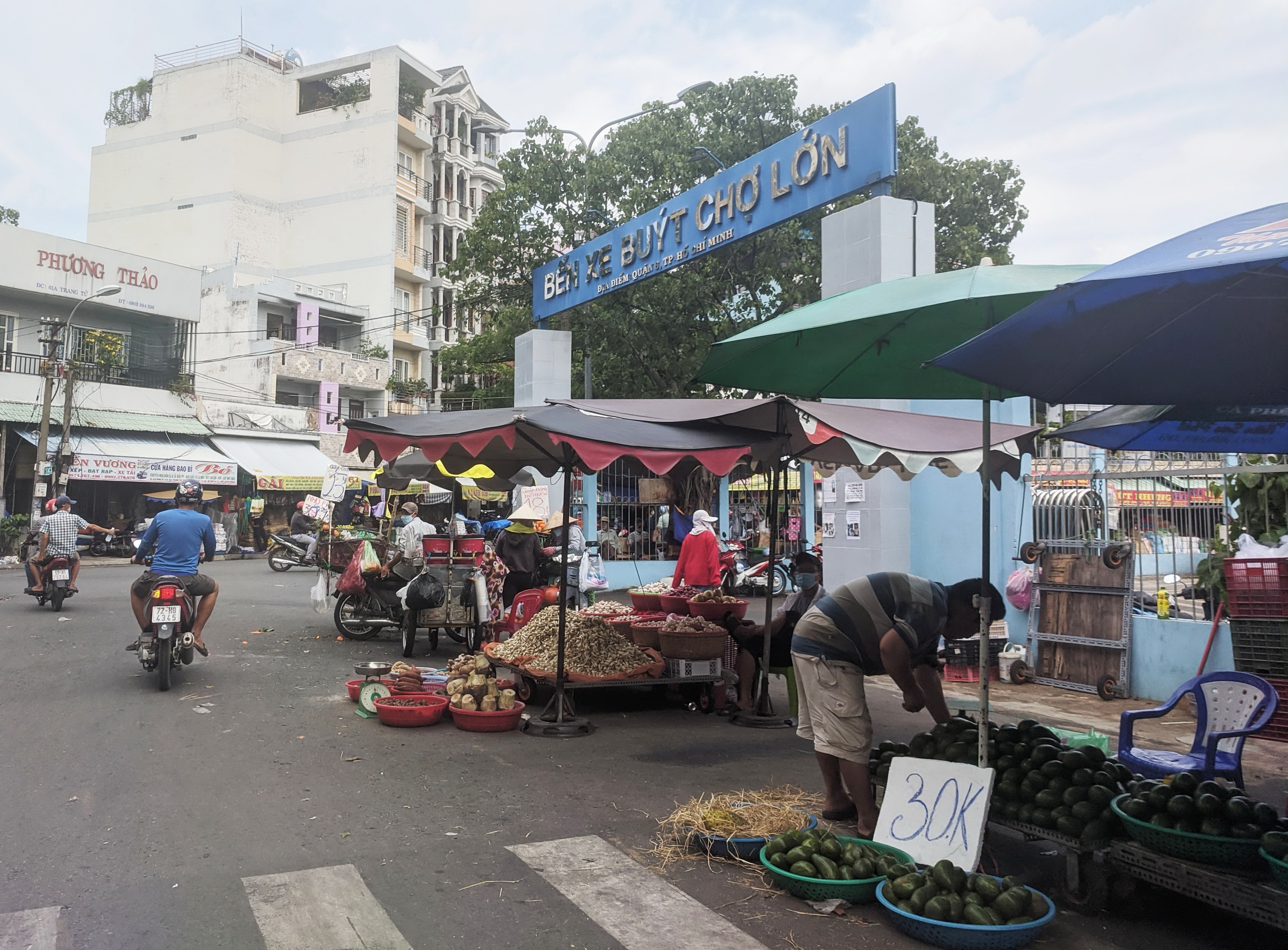 Buôn bán bát nháo trước Bến xe buýt Chợ Lớn