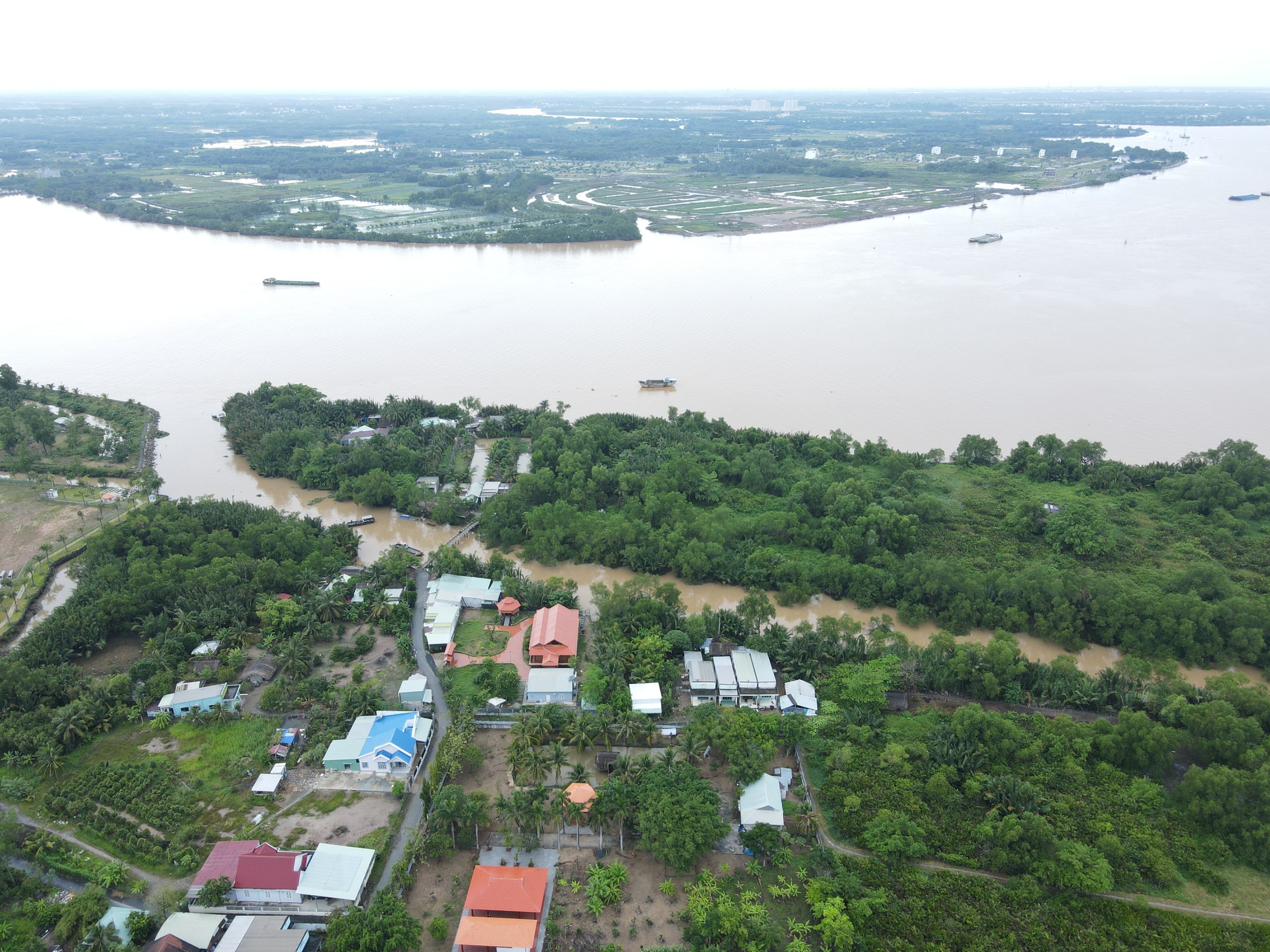 Cửa ngõ phía đông/TP. HCM: Với những tòa nhà cao tầng hiện đại, không khí trong lành, và những cảnh quan đẹp tuyệt vời, Cửa ngõ phía đông của TP. HCM là một trong những điểm du lịch không thể bỏ qua. Hãy đến để tận hưởng cuộc sống và trải nghiệm những nét văn hóa độc đáo của đất nước Việt Nam.