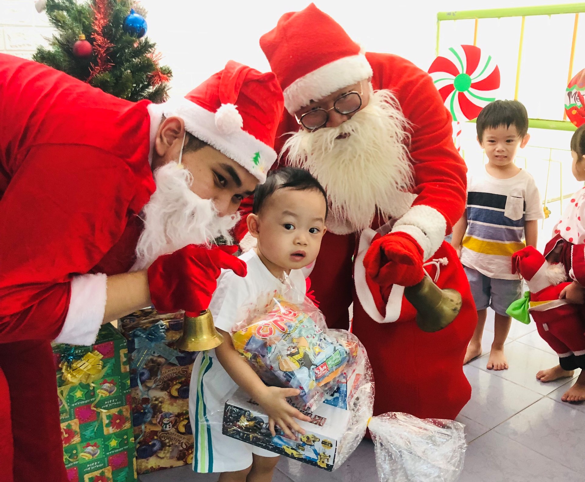 Làm thế nào để kiếm tiền trong mùa Giáng Sinh? Hãy xem bức ảnh về cách những người bán hàng đường phố chuyên nghiệp kiếm tiền để giúp đỡ người nghèo trên đường phố.