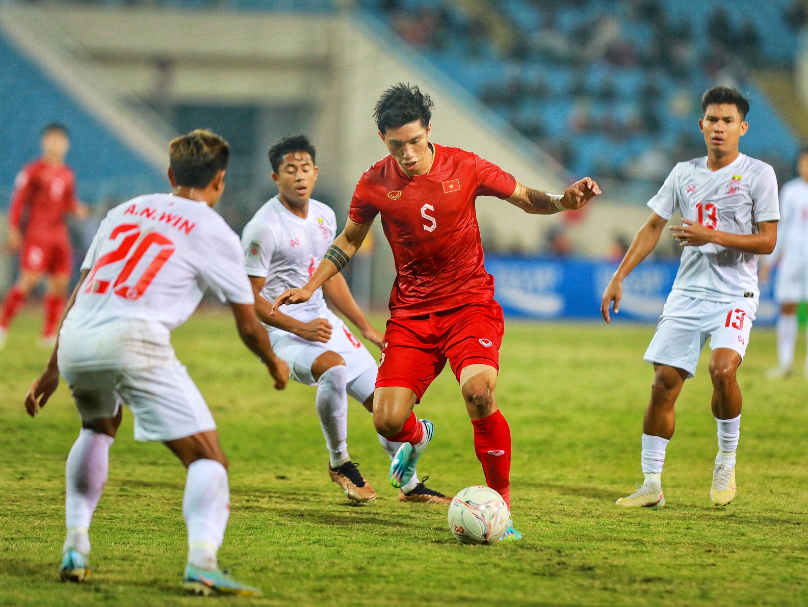 Thắng Myanmar 3-0, tuyển Việt Nam chạy đà hoàn hảo cho bán kết