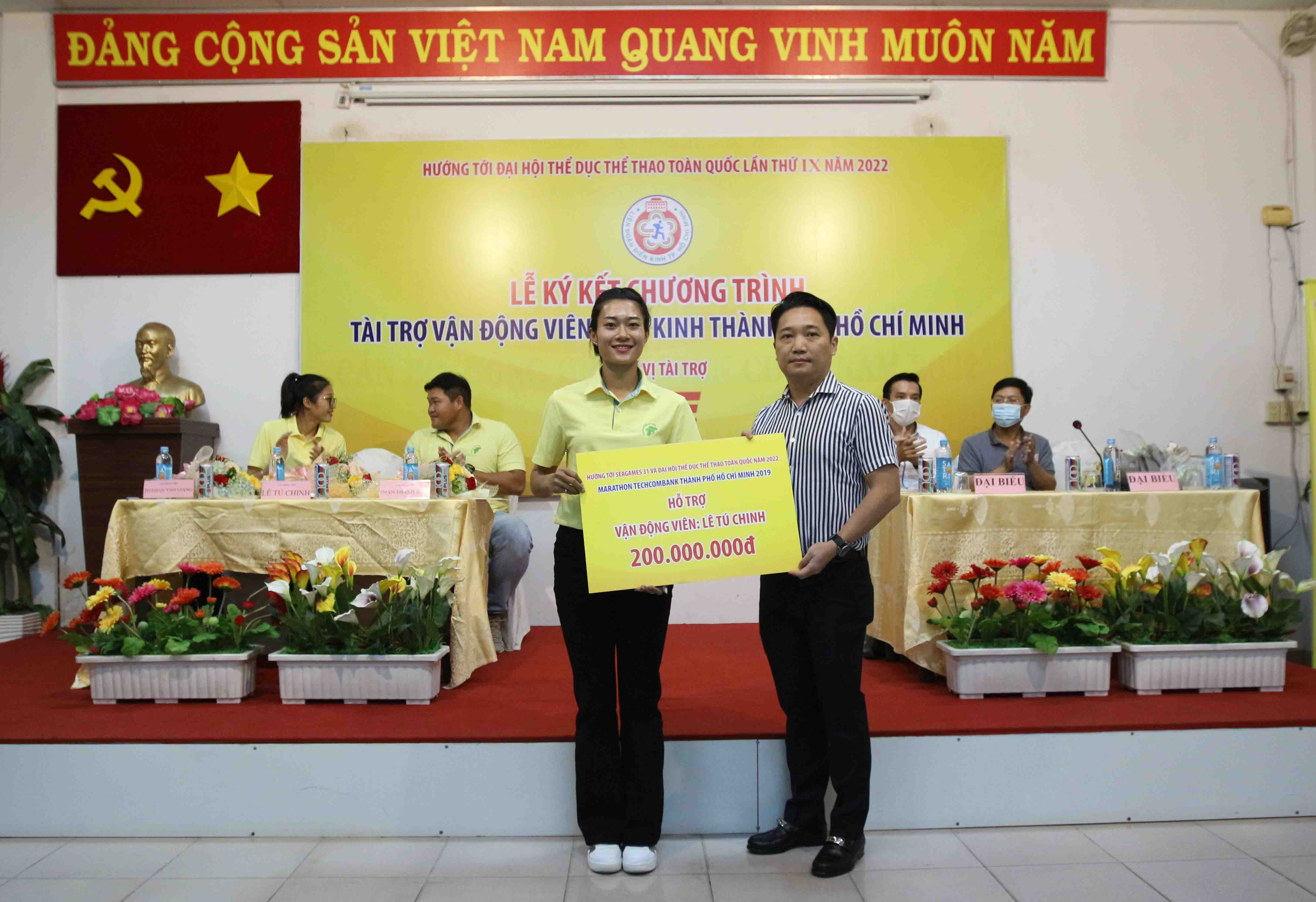 Lê Tú Chinh là tên tuổi được khá nhiều người biết đến khi cô giành được huy chương vàng tại SEA Games. Hình ảnh của Lê Tú Chinh sẽ mang đến cho bạn sự cảm hứng và động lực để theo đuổi đam mê thể thao của mình. Chúng ta cùng chào đón những tài năng trẻ đầy tiềm năng tại Việt Nam nhé.