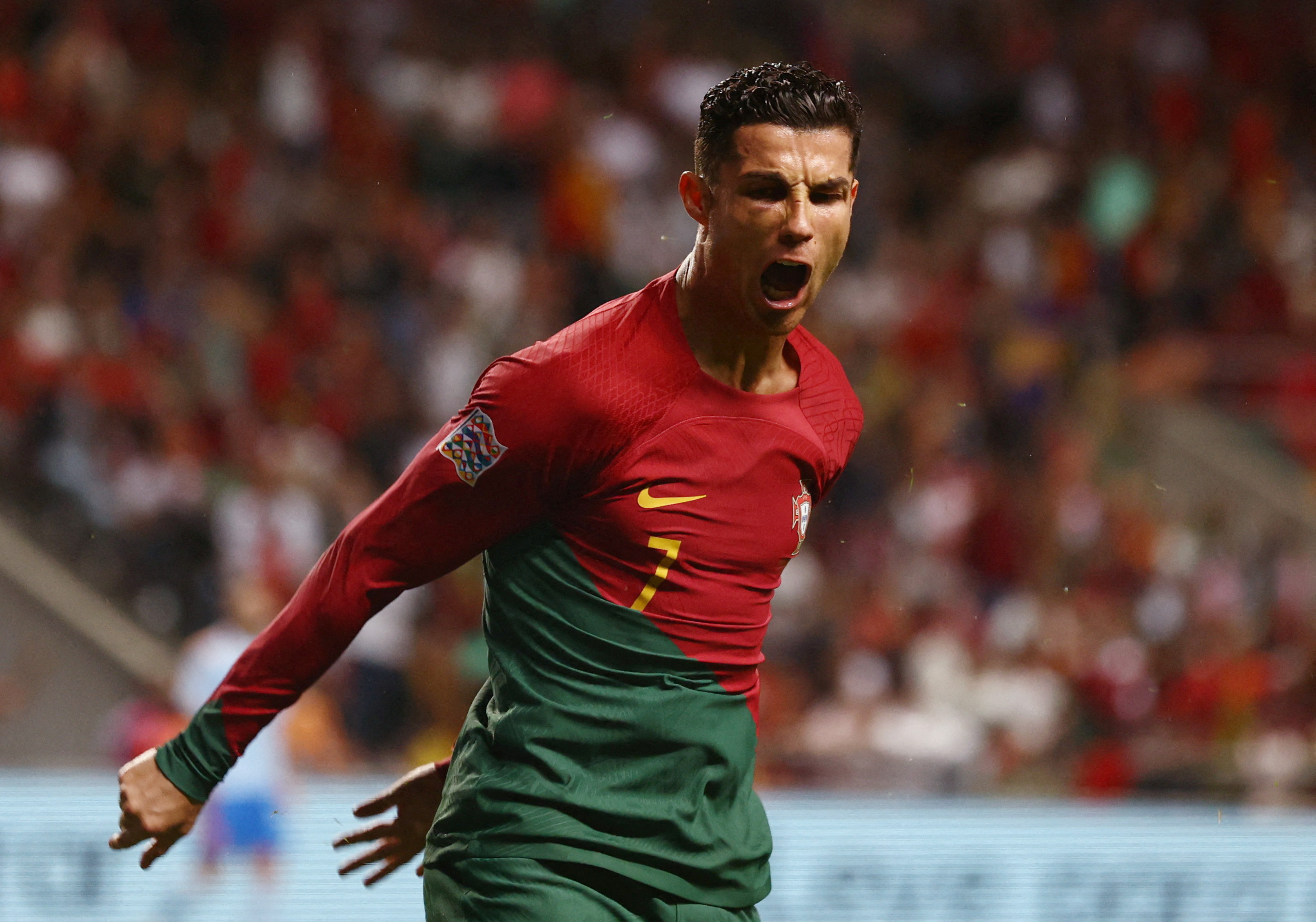 Xem hình ảnh Ronaldo vô địch World Cup cùng đội tuyển Bồ Đào Nha sẽ làm bạn cảm thấy hạnh phúc và tự hào cho anh ta và đội bóng quốc gia của mình. Đây là một trong những kỷ lục không thể nào quên của lịch sử bóng đá thế giới.