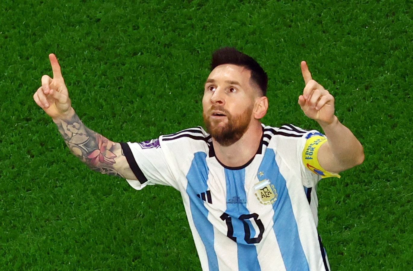 Bạn đã dự đoán rằng đội tuyển Argentina sẽ vượt qua vòng tứ kết của World Cup 2022 và Messi sẽ là người dẫn dắt đội tuyển đến chức vô địch? Hãy xem hình ảnh về Messi và cả đội tuyển trong vòng tứ kết! Bồ (Bỉ) sẽ là đối thủ khó khăn, nhưng Messi và đội tuyển Argentina sẽ thể hiện sức mạnh và khả năng vượt qua thử thách.