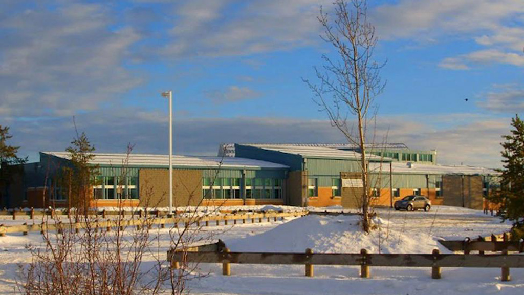 Trường trung học cộng đồng La Loche ở La Loche, Canada - Ảnh: Reuters