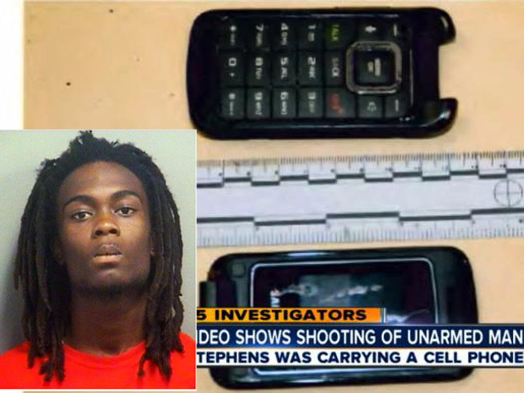 Ảnh nhỏ: Dontrell Stephens (ảnh: Cảnh sát Palm Beach). Ảnh lớn: Tang vật mà cảnh sát gọi là súng chỉ là chiếc điện thoại di động - Ảnh: Đài WPTV