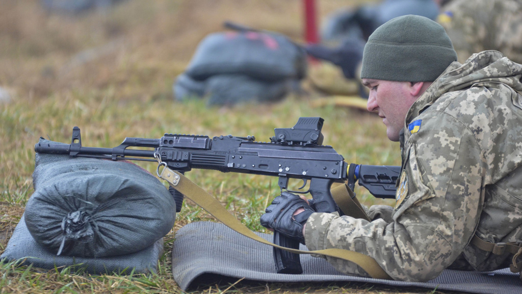 Lính Ukraine đang lắp ổ đạn vào súng, trong một buổi huấn luyện quốc tế gần Yavoriv, Ukraine ngày 10.3.2016 - Ảnh: Quân đội Mỹ