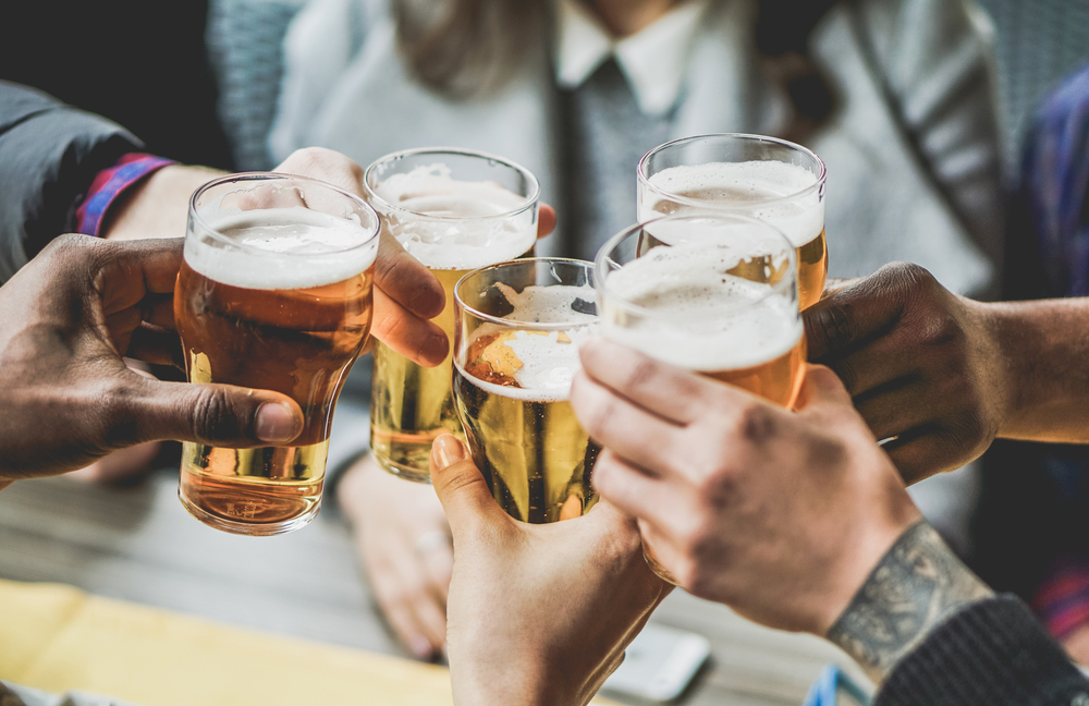 Bạn đang gặp vấn đề về đau khớp và đang phân vân nên uống rượu bia hay không? Hãy xem hình ảnh này để biết uống rượu bia có ảnh hưởng gì tới tình trạng đau khớp của bạn.