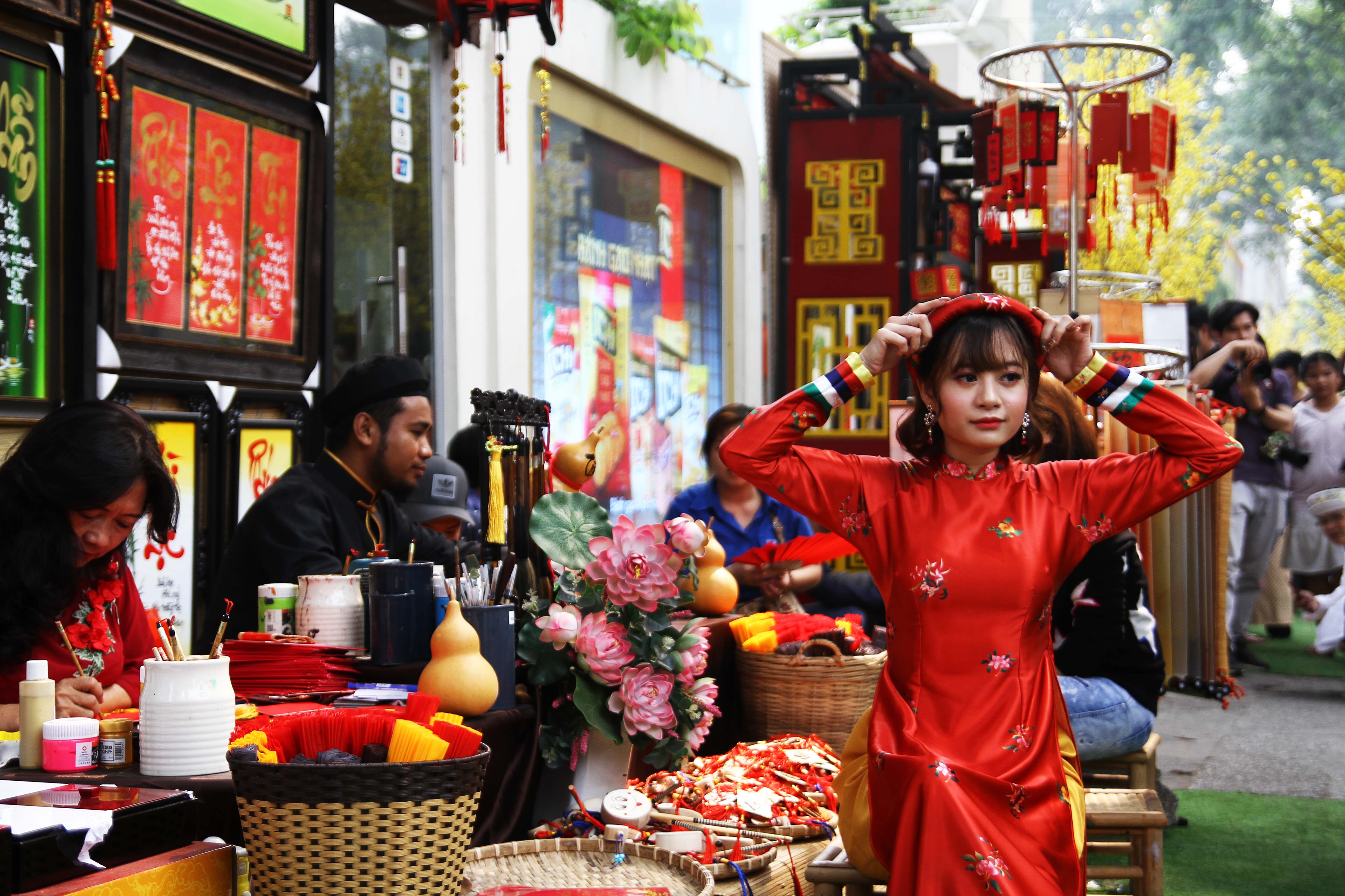 Áo dài Tết là biểu tượng của sự thanh lịch và trang nhã trong ngày Tết. Hãy xem hình ảnh liên quan để cảm nhận vẻ đẹp truyền thống của trang phục này.