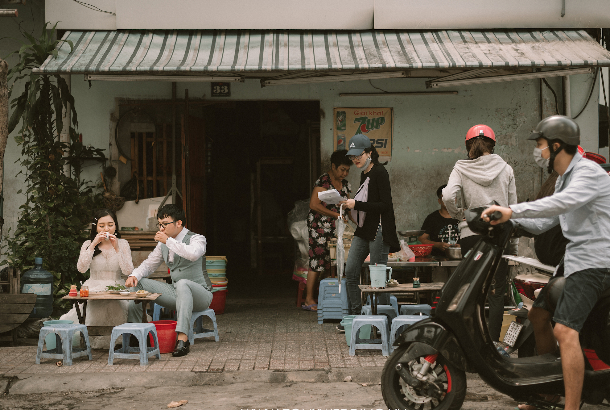 Nếu bạn đang chuẩn bị cho ngày cưới của mình và đang tìm kiếm ý tưởng cho bộ ảnh cưới thật đặc biệt thì hãy đến với chúng tôi. Chúng tôi sẽ giúp bạn có những bức ảnh đẹp nhất cùng chiếc xe đặc biệt để giữ lại những kỉ niệm đáng nhớ của đôi tình nhân của bạn.