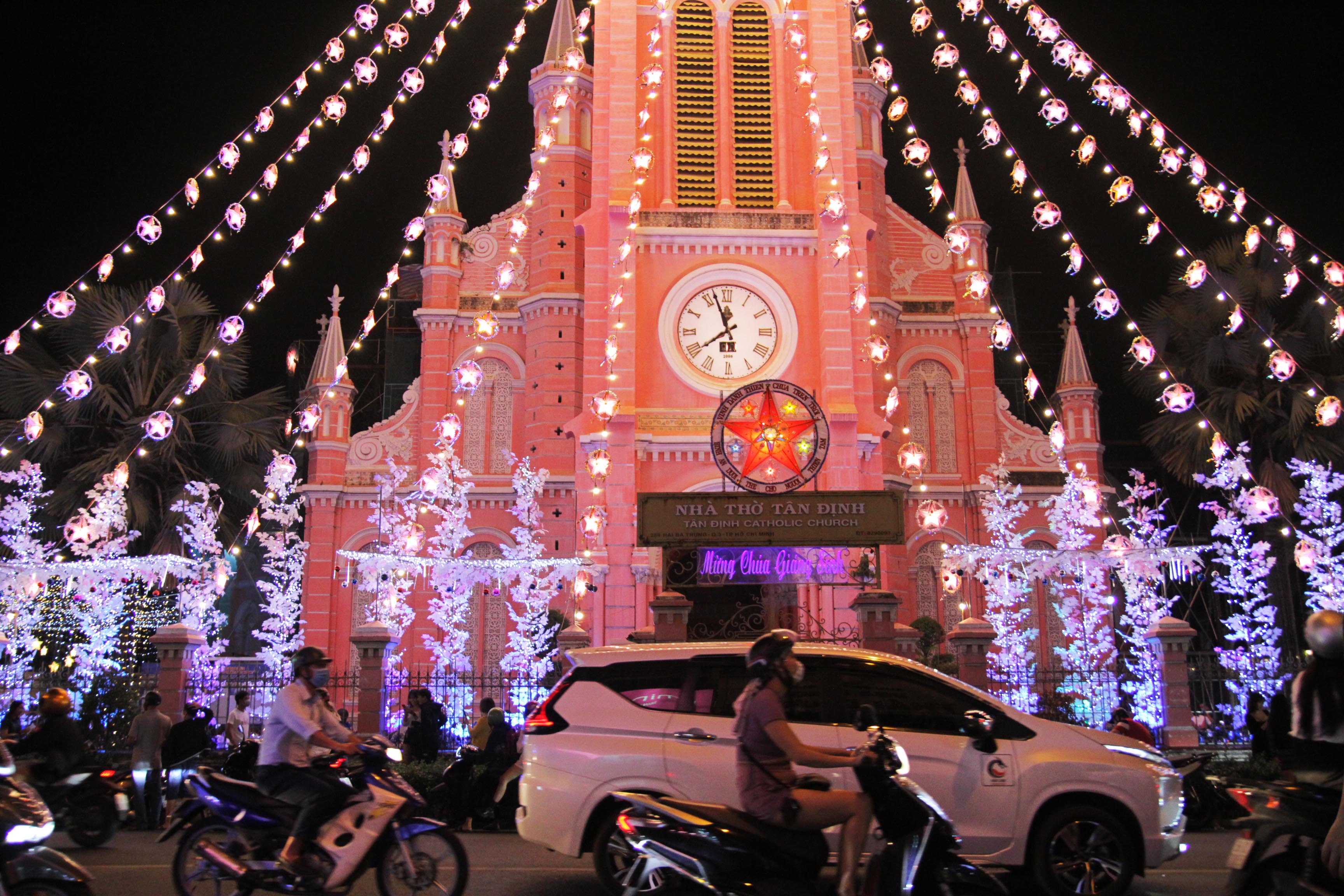 Nhà thờ Giáng sinh lung linh với ánh đèn lung linh cùng những trang trí tinh tế. Hãy đến ngắm nhìn và cảm nhận sự yên bình, trang nghiêm và thiêng liêng trong không gian này.