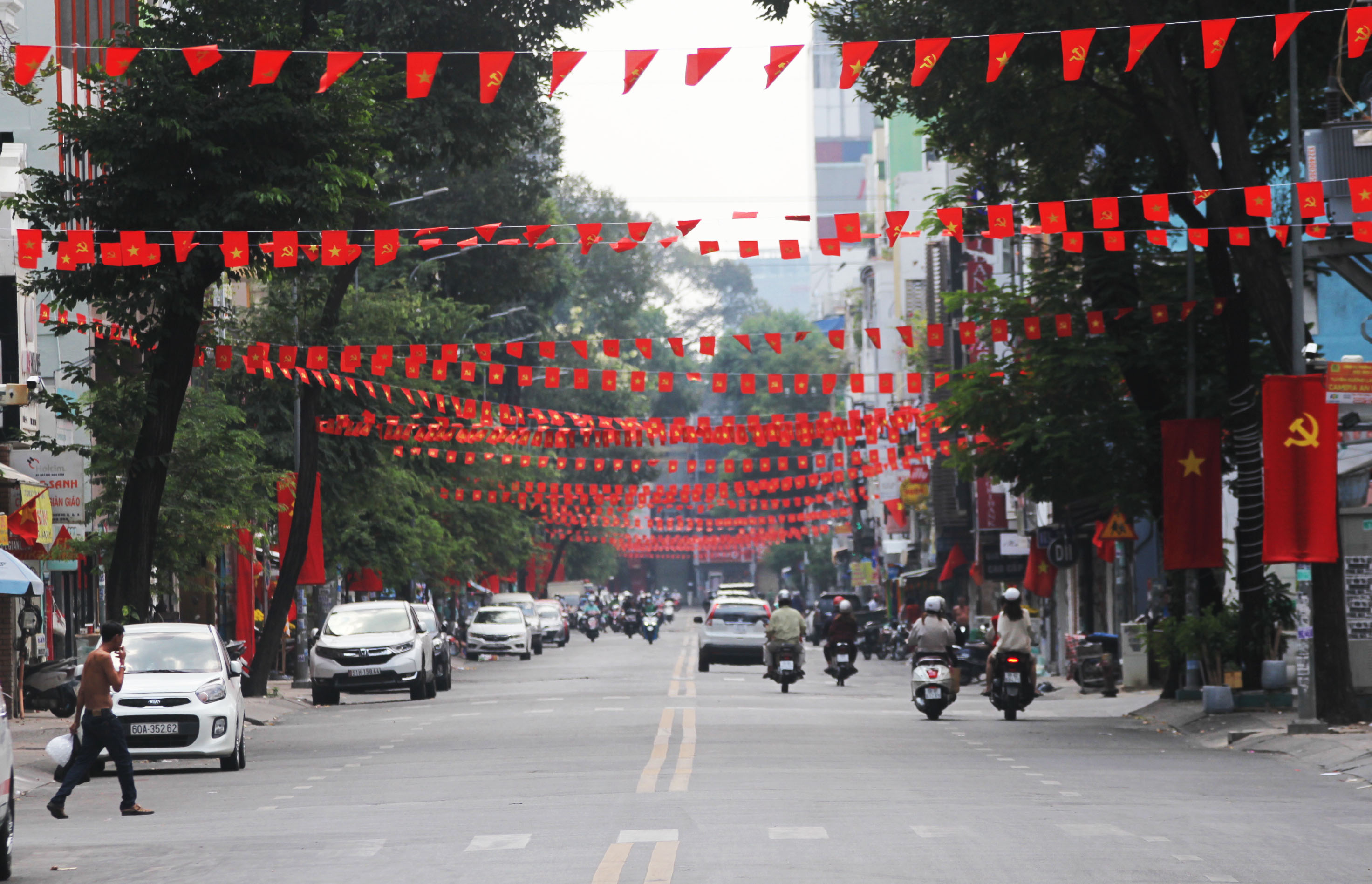 Mùng 5 Tết là ngày mở cửa Hàng Mã, nơi cung cấp đầy đủ những mặt hàng đặc trưng của lễ hội Tết Nguyên Đán. Cùng với đó là những chương trình văn hoá và giải trí đặc sắc. Đường phố TP.HCM mùng 5 Tết không chỉ là nơi để mua sắm và thưởng thức đồ ăn ngon, mà còn là nơi để trải nghiệm những nét văn hoá độc đáo của người miền Nam.