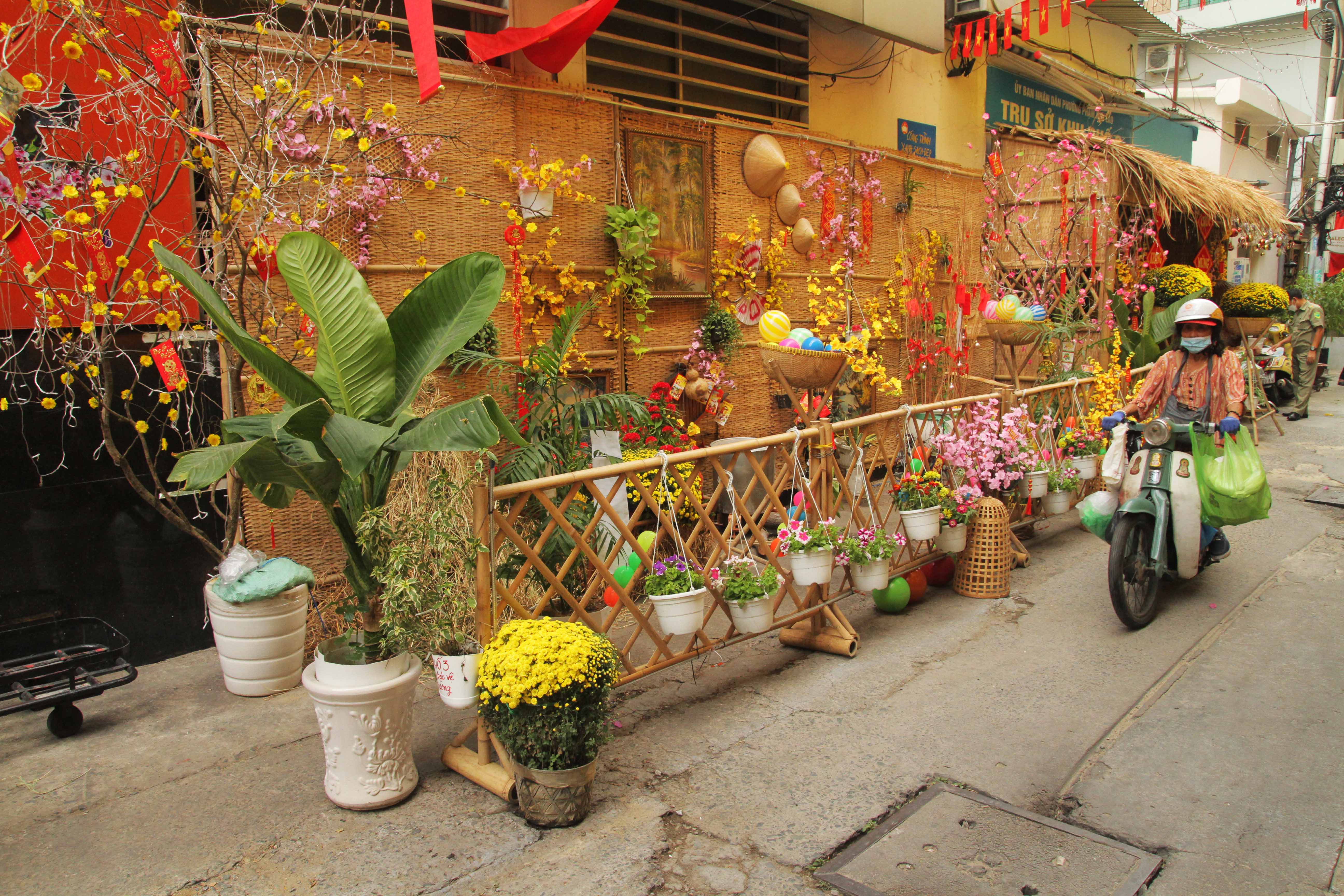 Tết đến rồi, hãy đến TP.HCM và thưởng thức vẻ đẹp của đường phố được trang hoàng rực rỡ. Những bức ảnh chụp tết đường phố TP.HCM sẽ cho bạn thấy rõ sự ấm áp và đậm chất truyền thống của người Việt.