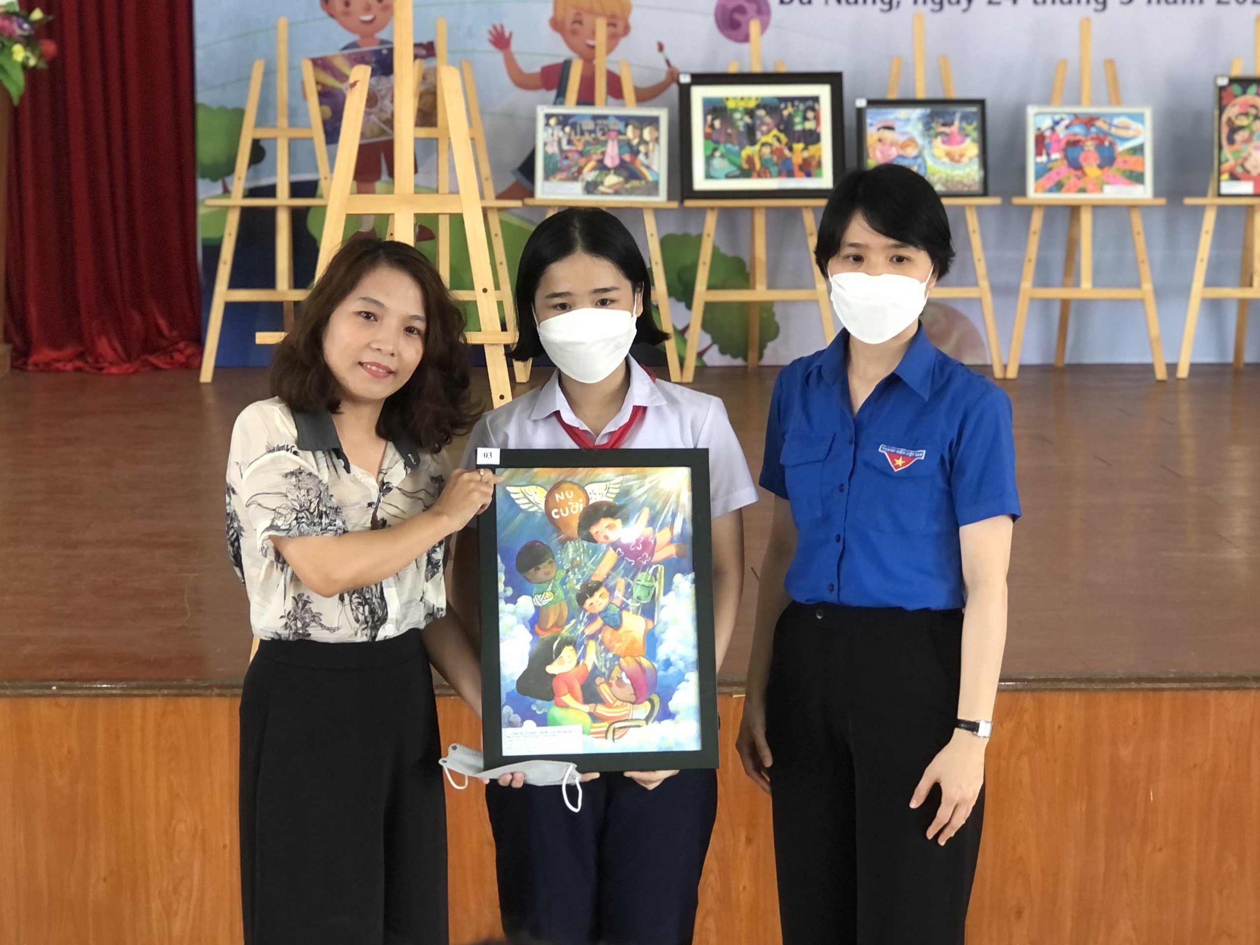 Học sinh tiểu học thi vẽ tranh giúp đỡ trẻ em nghèo